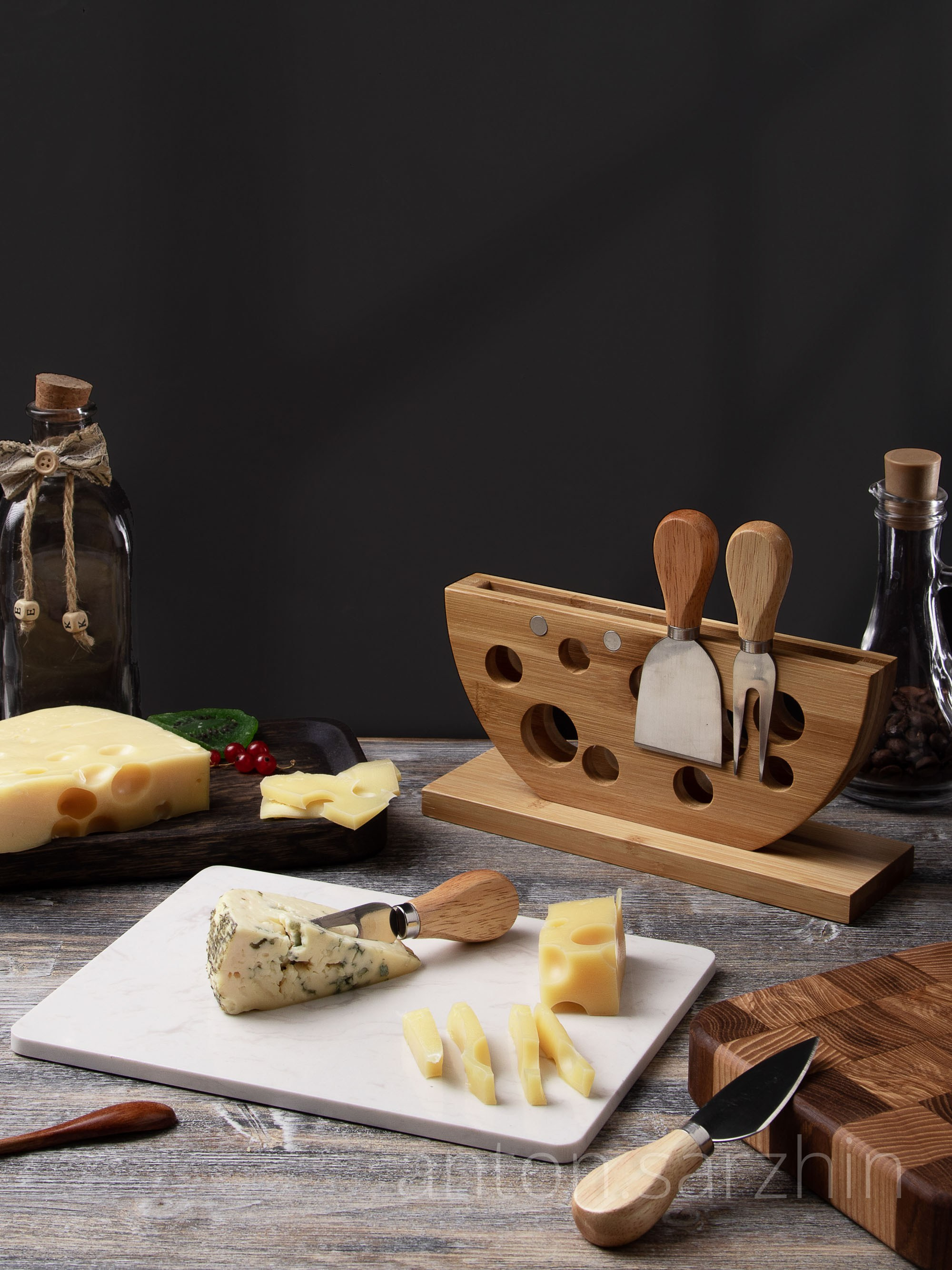 Фуд съемка сыра в темном ключе