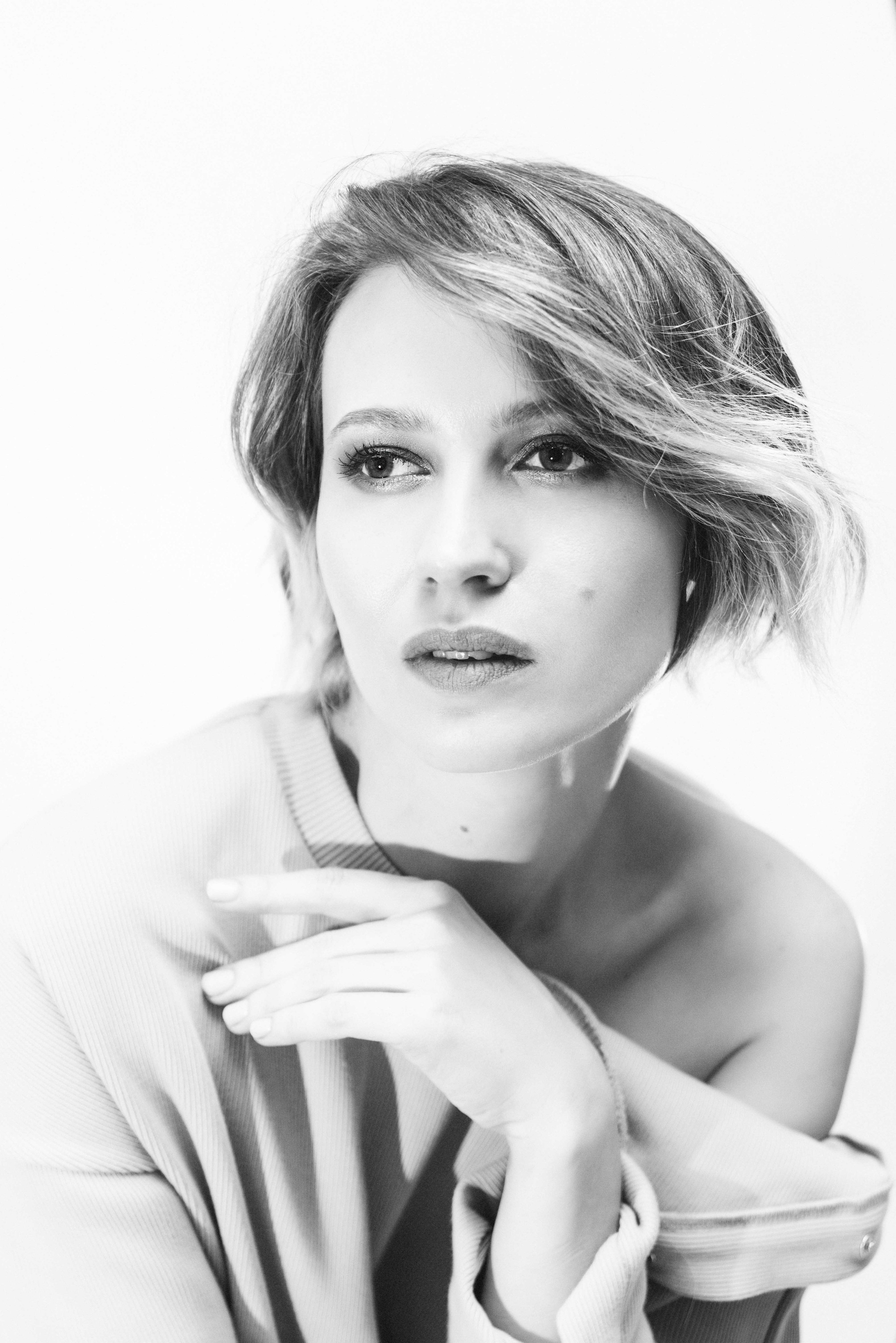 Саша и вино | портреты на белом фоне. Фотограф и видеограф в Москве и Абу Даби Мария Кулагина