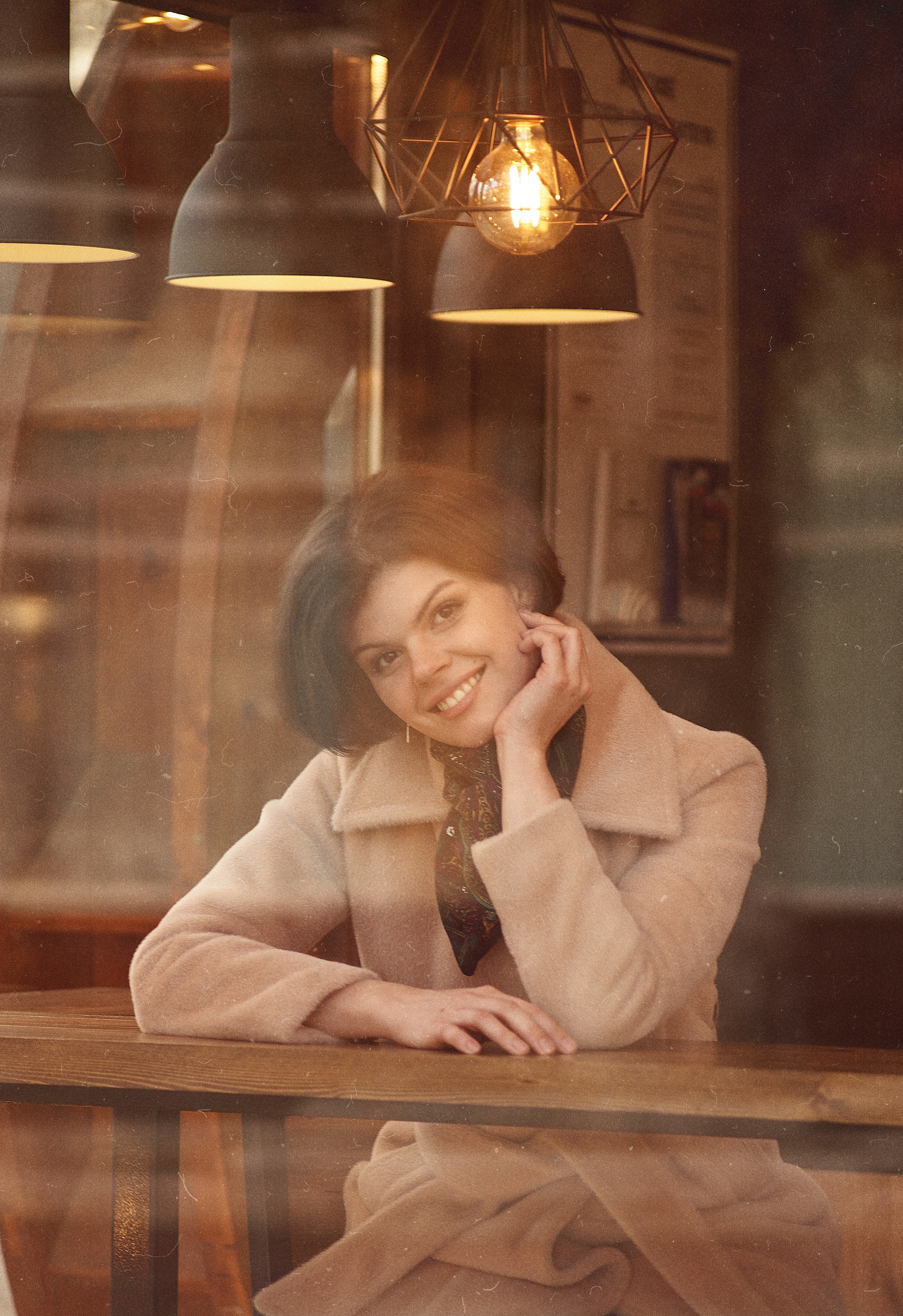 НЕЗНАКОМКА В КАФЕ. Студийный, семейный, свадебный, фэшн и ню фотограф в Астрахани, производство выпускных альбомов. Руслан Кондрашин