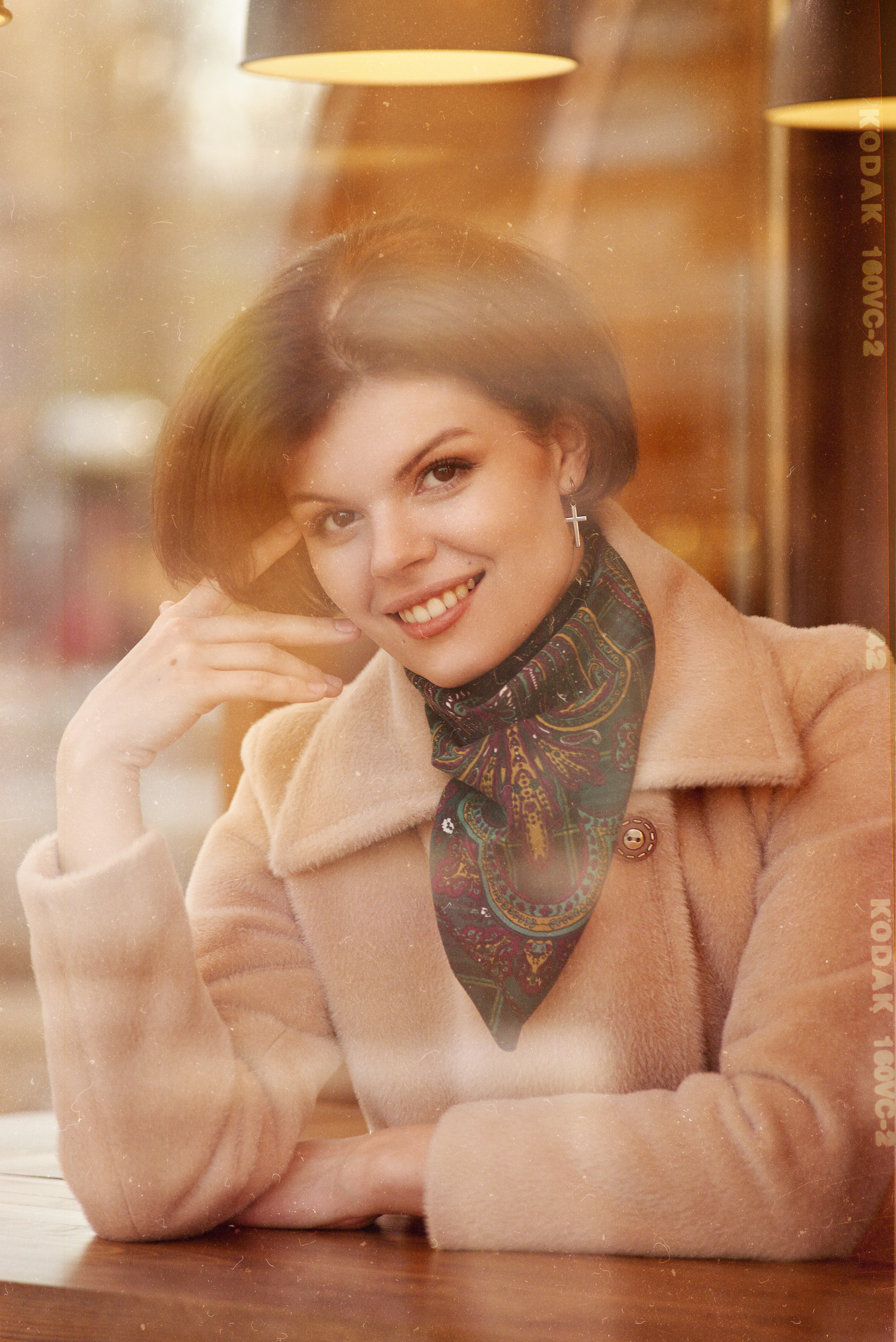 НЕЗНАКОМКА В КАФЕ. Студийный, семейный, свадебный, фэшн и ню фотограф в Астрахани, производство выпускных альбомов. Руслан Кондрашин