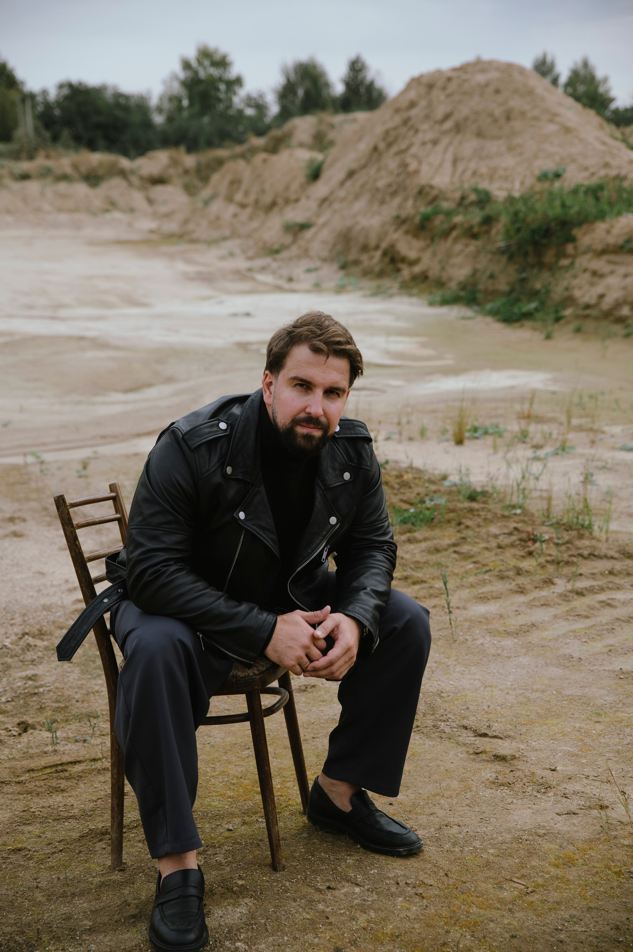 Мужчина на природе, мужчина и пески, фотосессия в дюнах, мужчина на деревянном стуле, мужская поза сидя на стуле, мужчина в очках и бородой