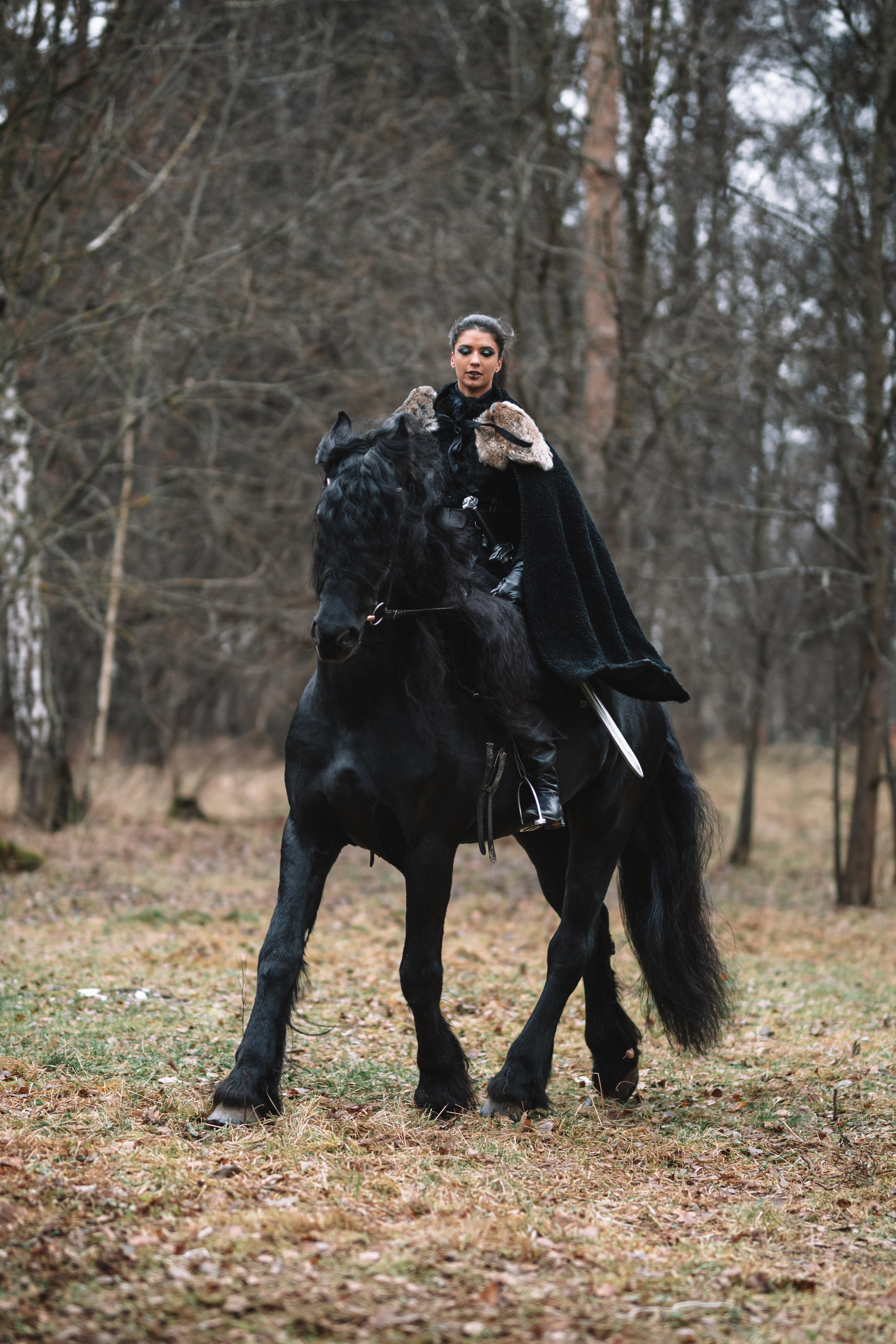 Наташа с фризом в костюме викинга. Фотосессии с лошадьми