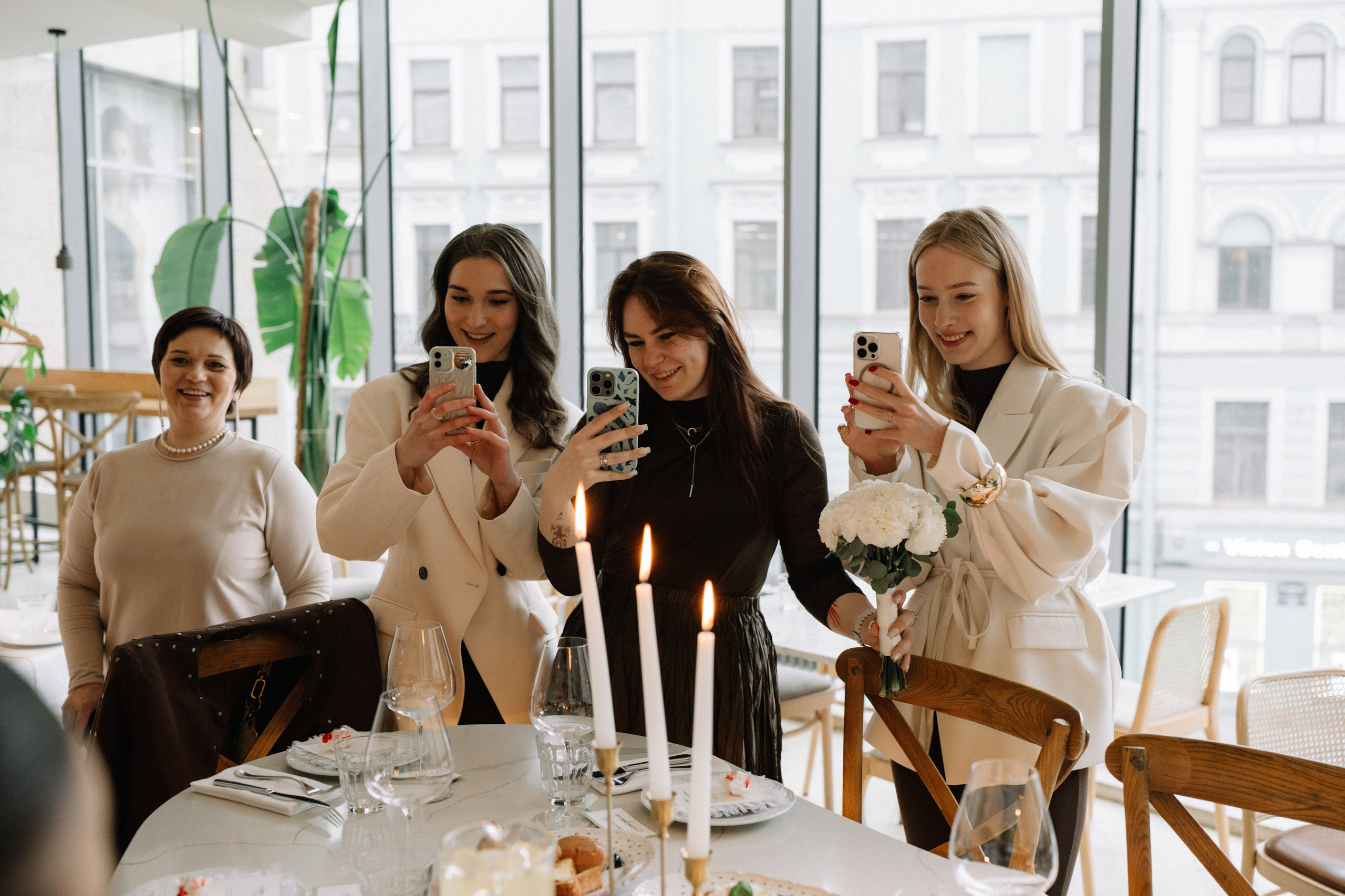 Свадебная фотосессия в Апреле в Петербурге. Свадебный фотограф Александр Невский в Санкт-Петербурге