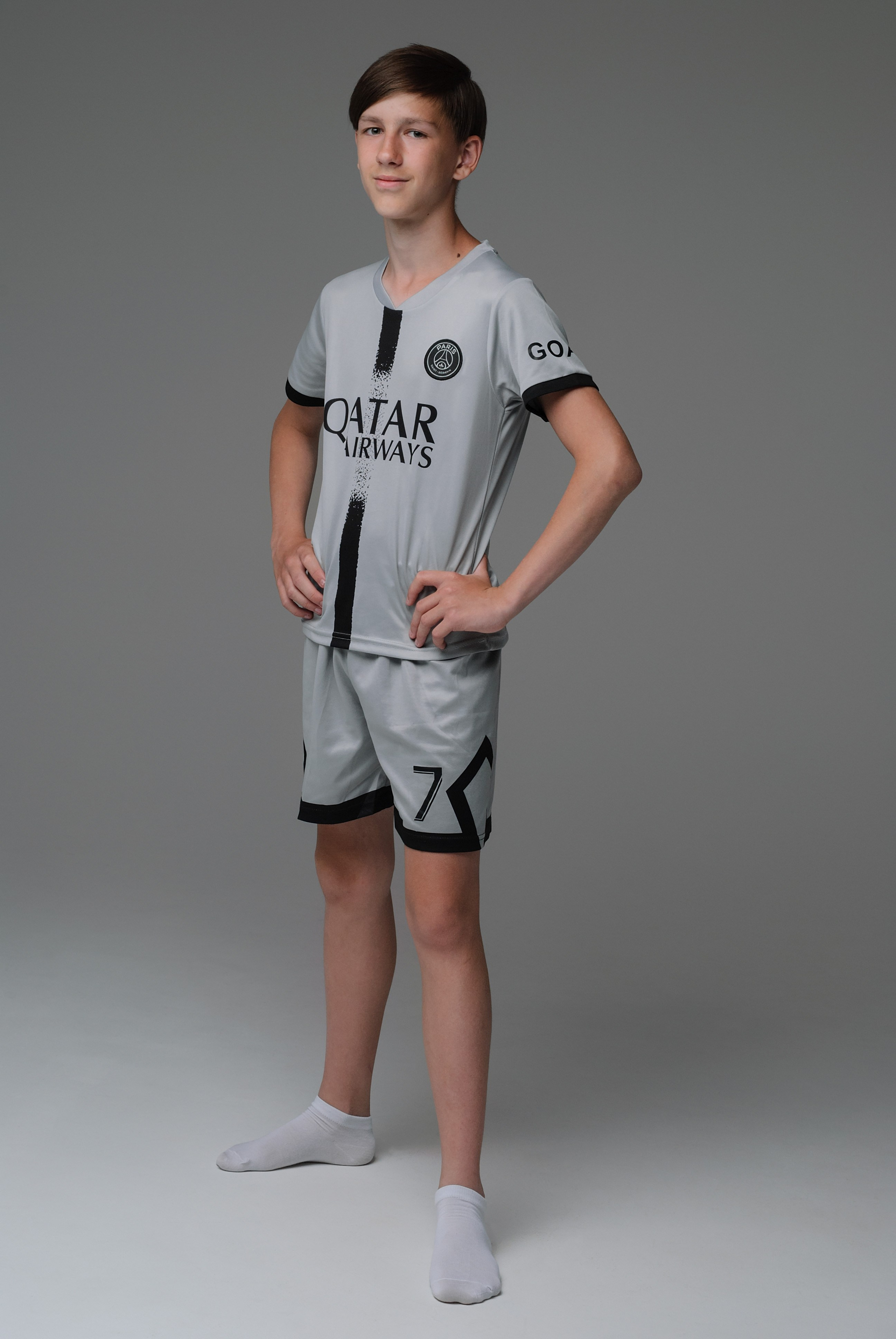 парень в форме футболиста в студии