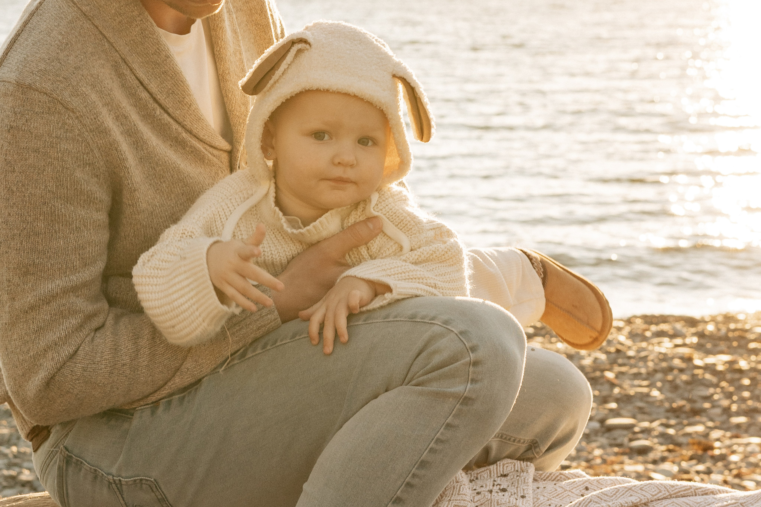 Естественные эмоции семьи во время игры на побережье Абрау-Дюрсо