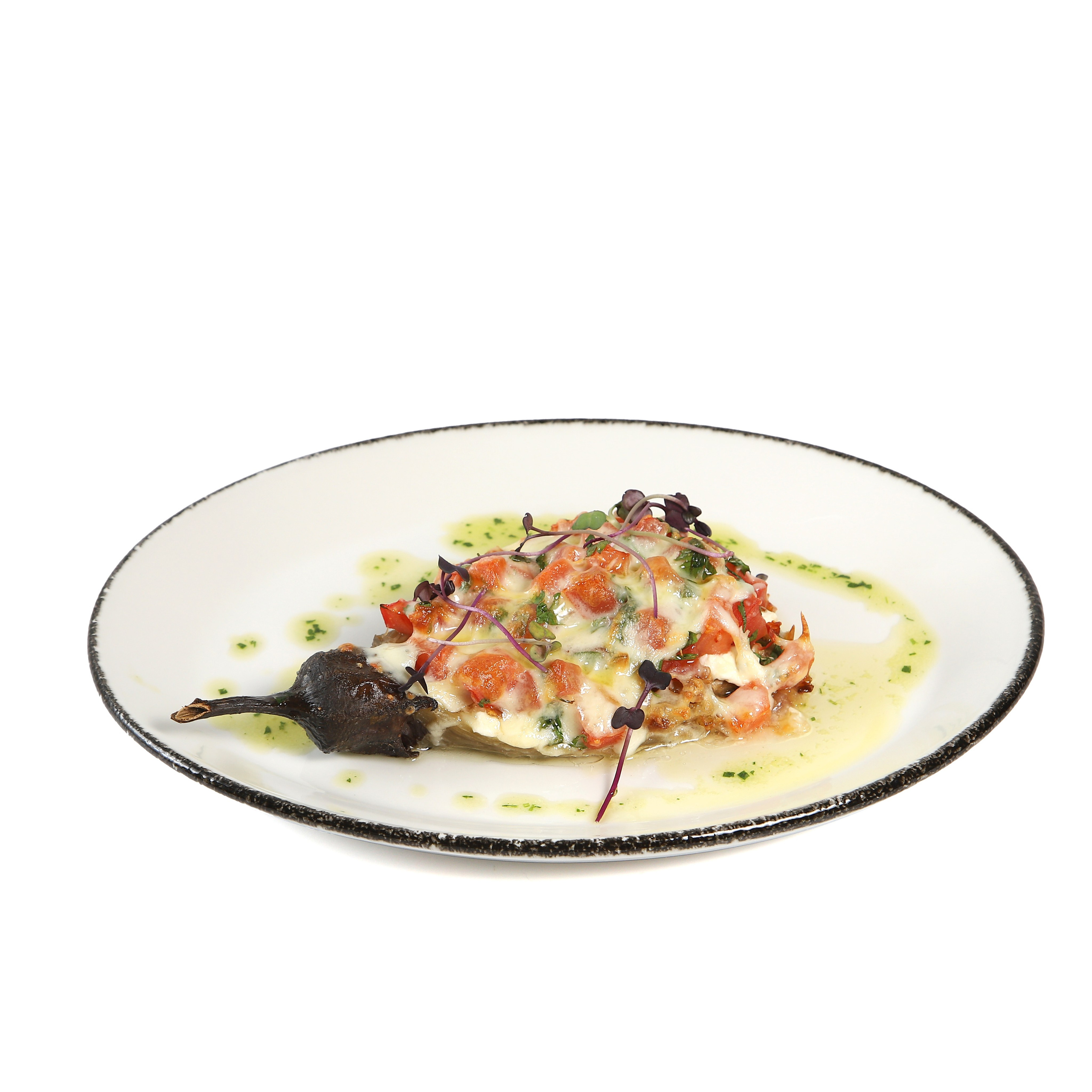 Фуд-фотография салата с морепродуктами и зеленью.