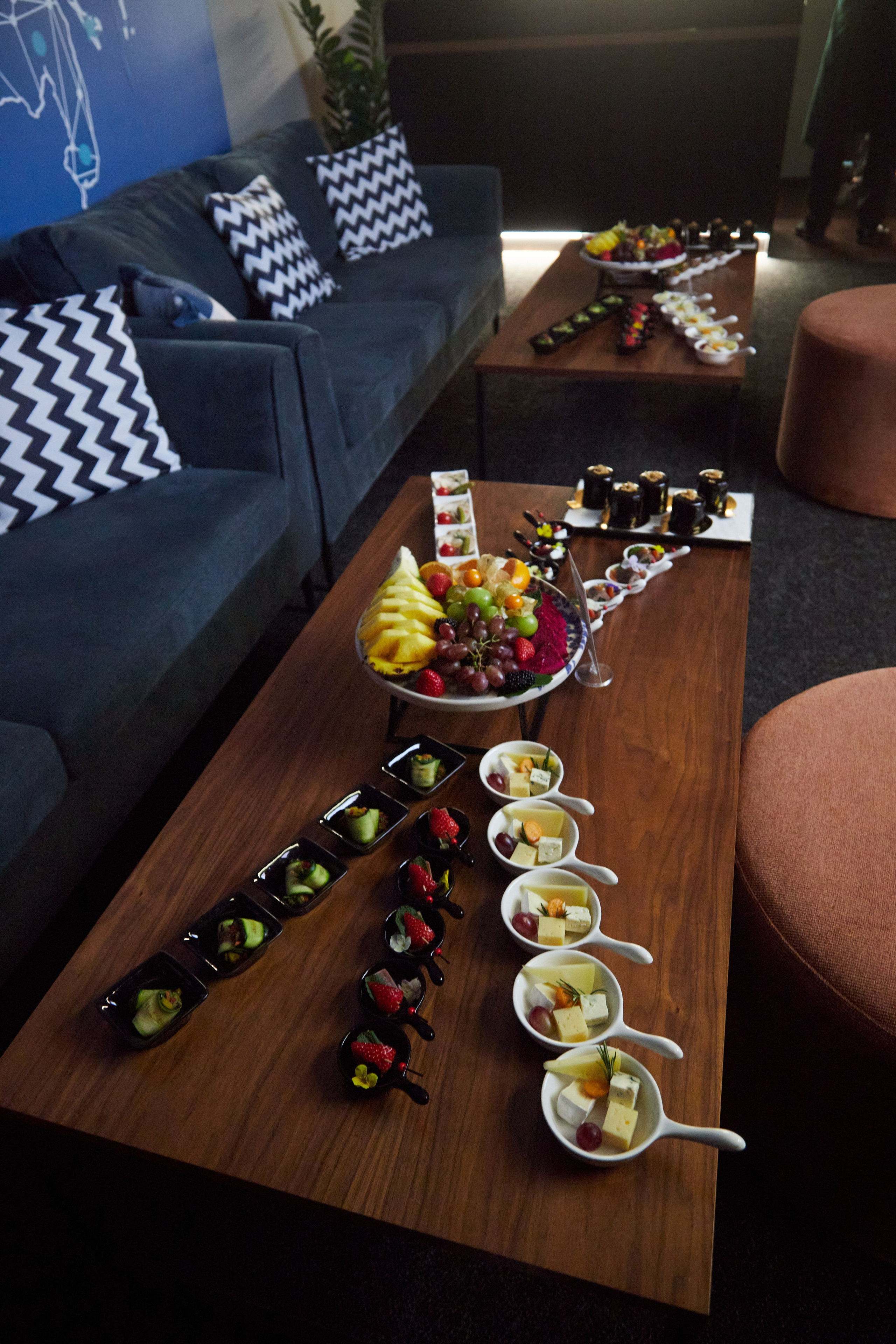 Кейтеринг  — фуд-фотография: Тарелки с закусками на длинном столе