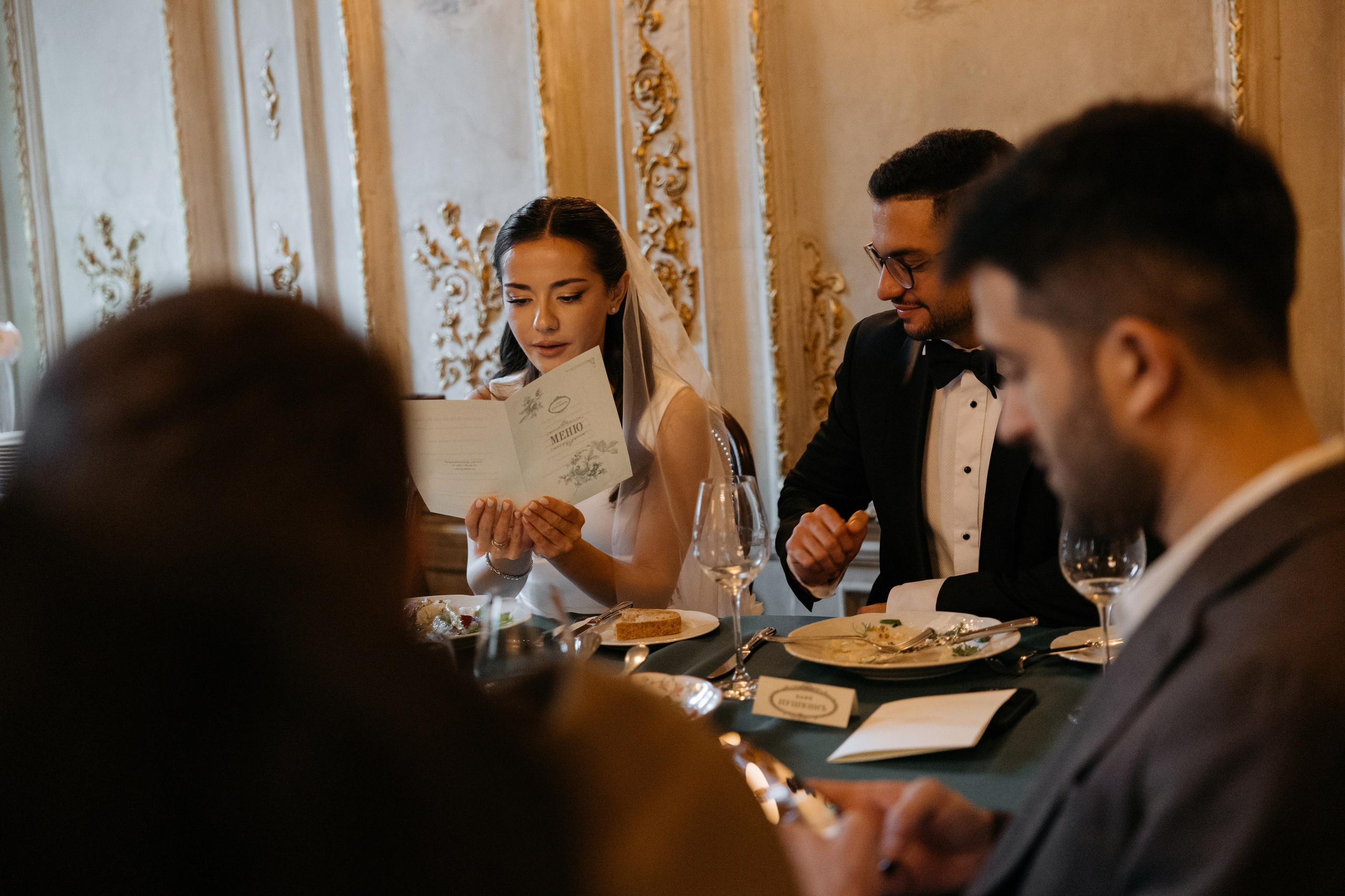 Роспись в Кутузовском ЗАГСе, фотосессия в Пушкинской библиотеке и банкет (семейный ужин) в ресторане «Кафе Пушкинъ». Свадебный фотограф в Москве Полина Лелетко