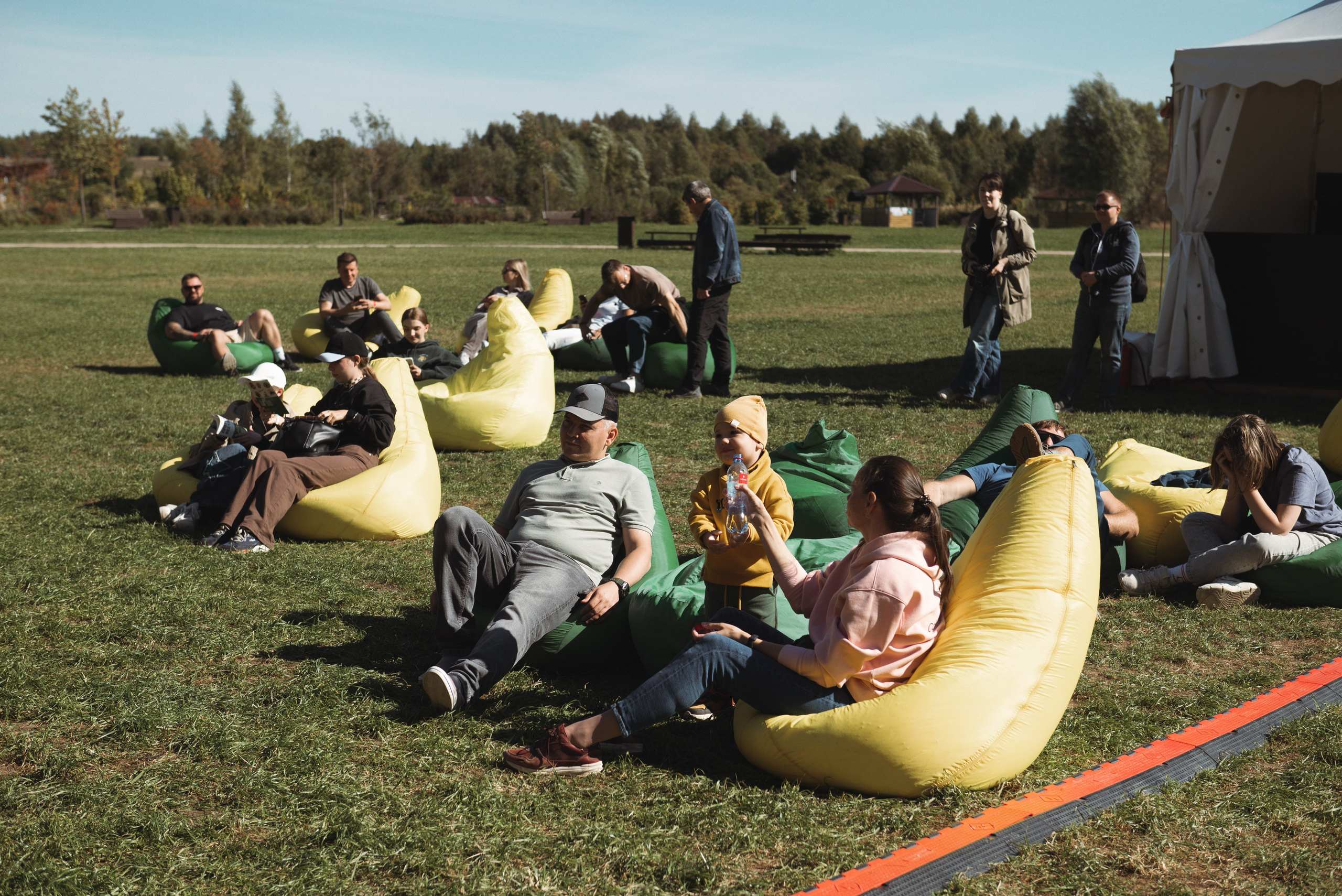Фестиваль «Широта» и показ в «Азимут» Переславль-Залесский. Фотограф Москва Настя Профотовна. Репортажные, свадебные и контент фотосессии