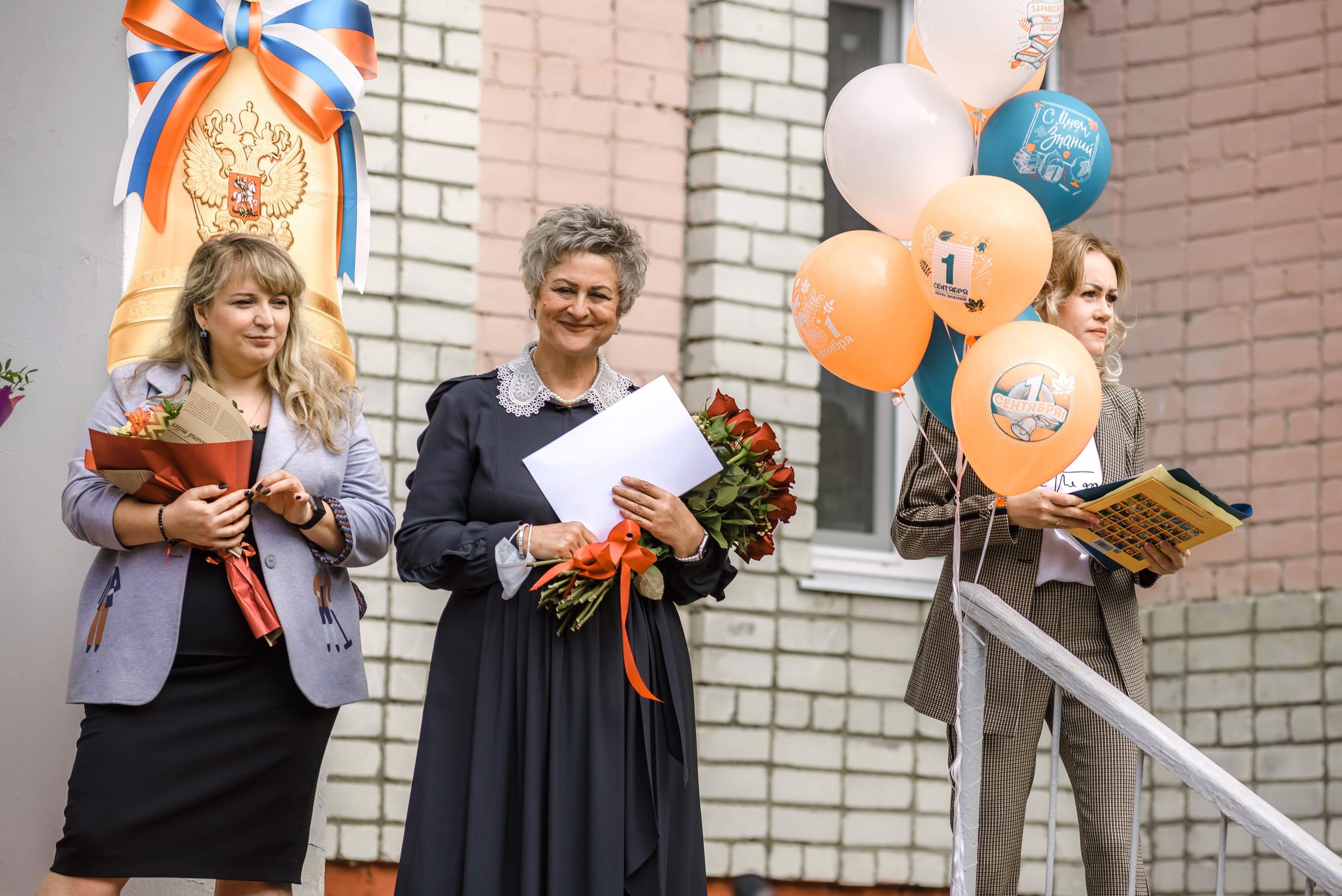 Линейка 11-е классы 2023. Фотограф Галина Лисанова, г. Брянск