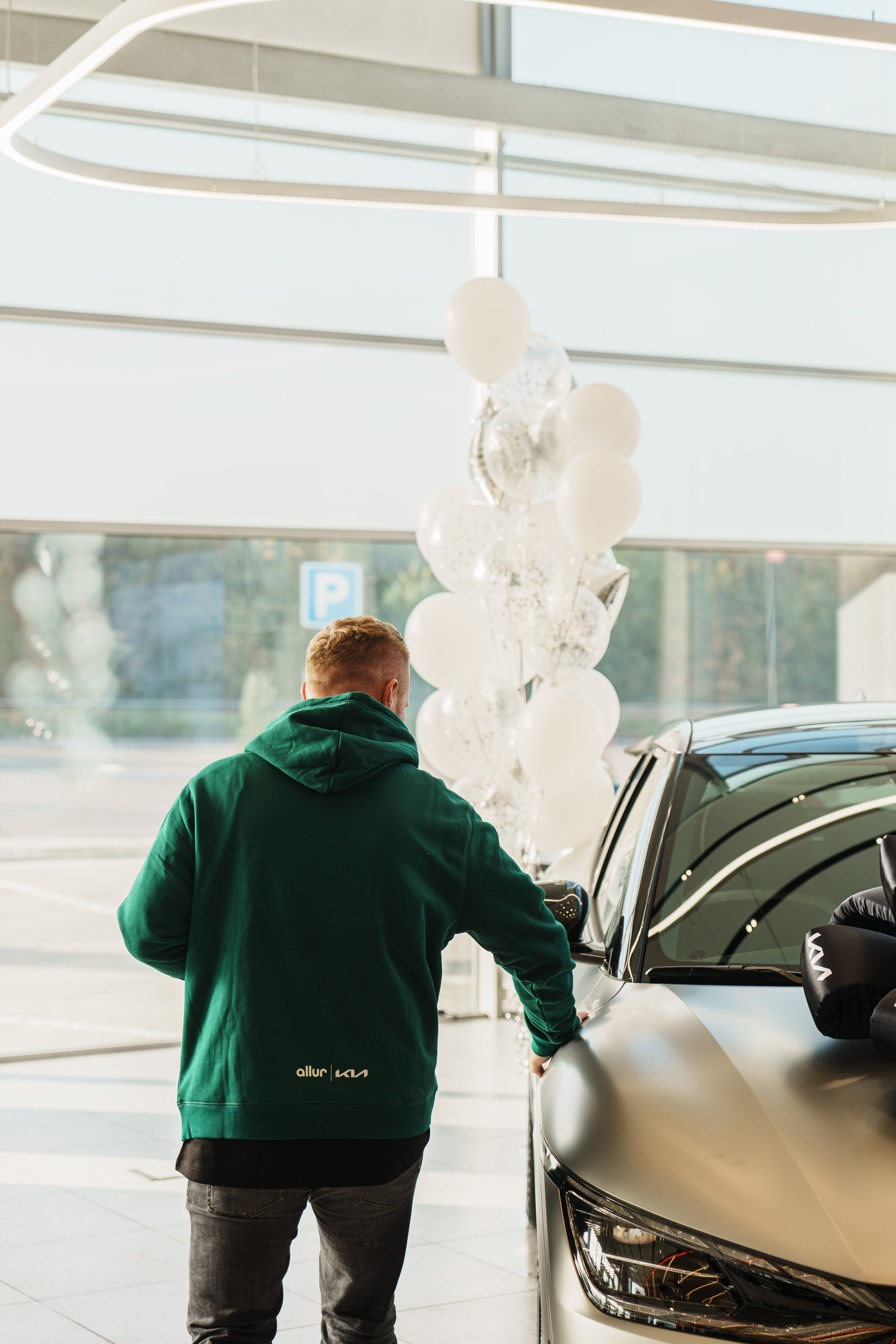 Kia EV6 Вручение Евгений Чебаткову. Фотограф TAULAN_1