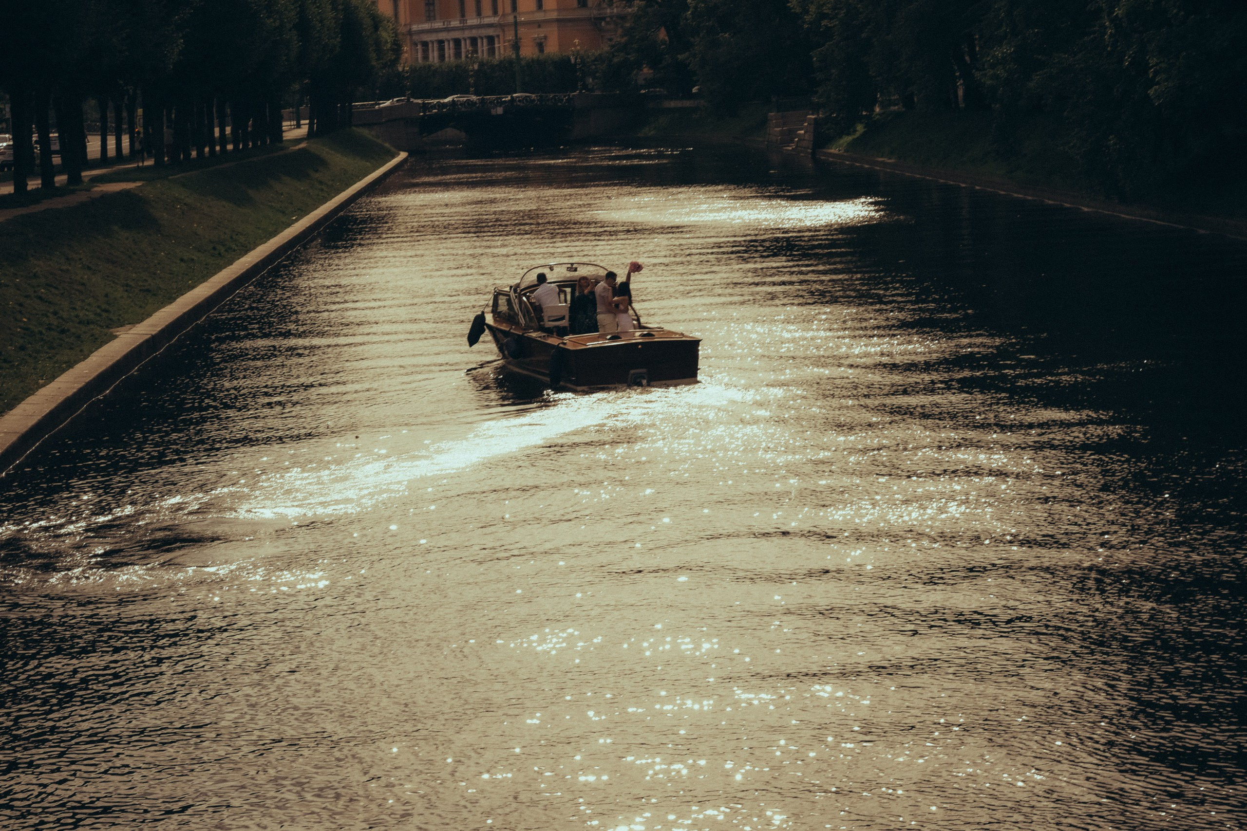 СВАДЕНБНАЯ СЬЕМКА НА КАТЕРЕ ПО КАНАЛАМ САНКТ-ПЕТЕРБУРГА И В АКВАТОРИИ НЕВЫ. Профессиональный фотограф, Санкт-Петербург — Виктория Богомолова