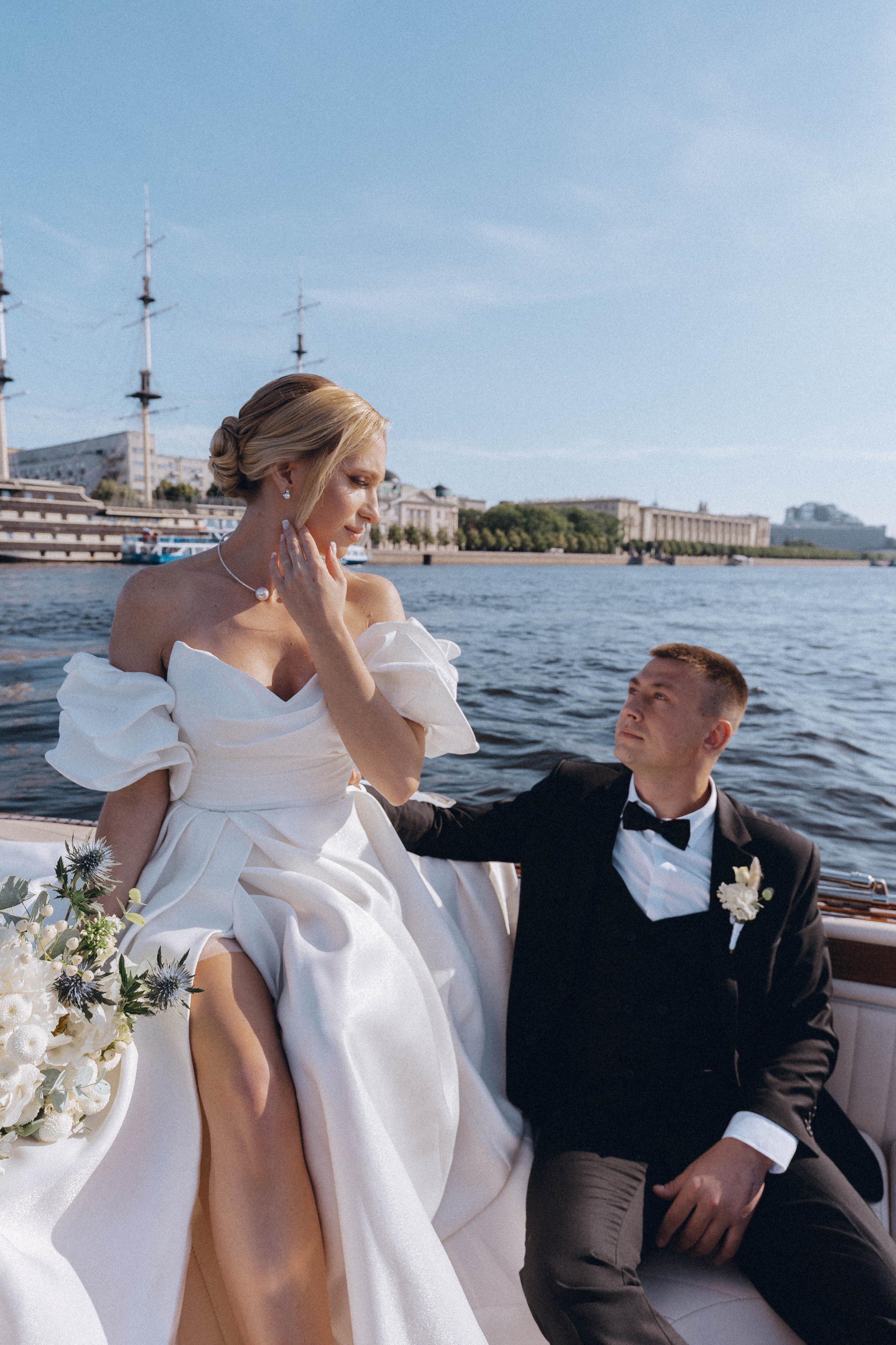 СВАДЕНБНАЯ СЬЕМКА НА КАТЕРЕ ПО КАНАЛАМ САНКТ-ПЕТЕРБУРГА И В АКВАТОРИИ НЕВЫ. Профессиональный фотограф, Санкт-Петербург — Виктория Богомолова