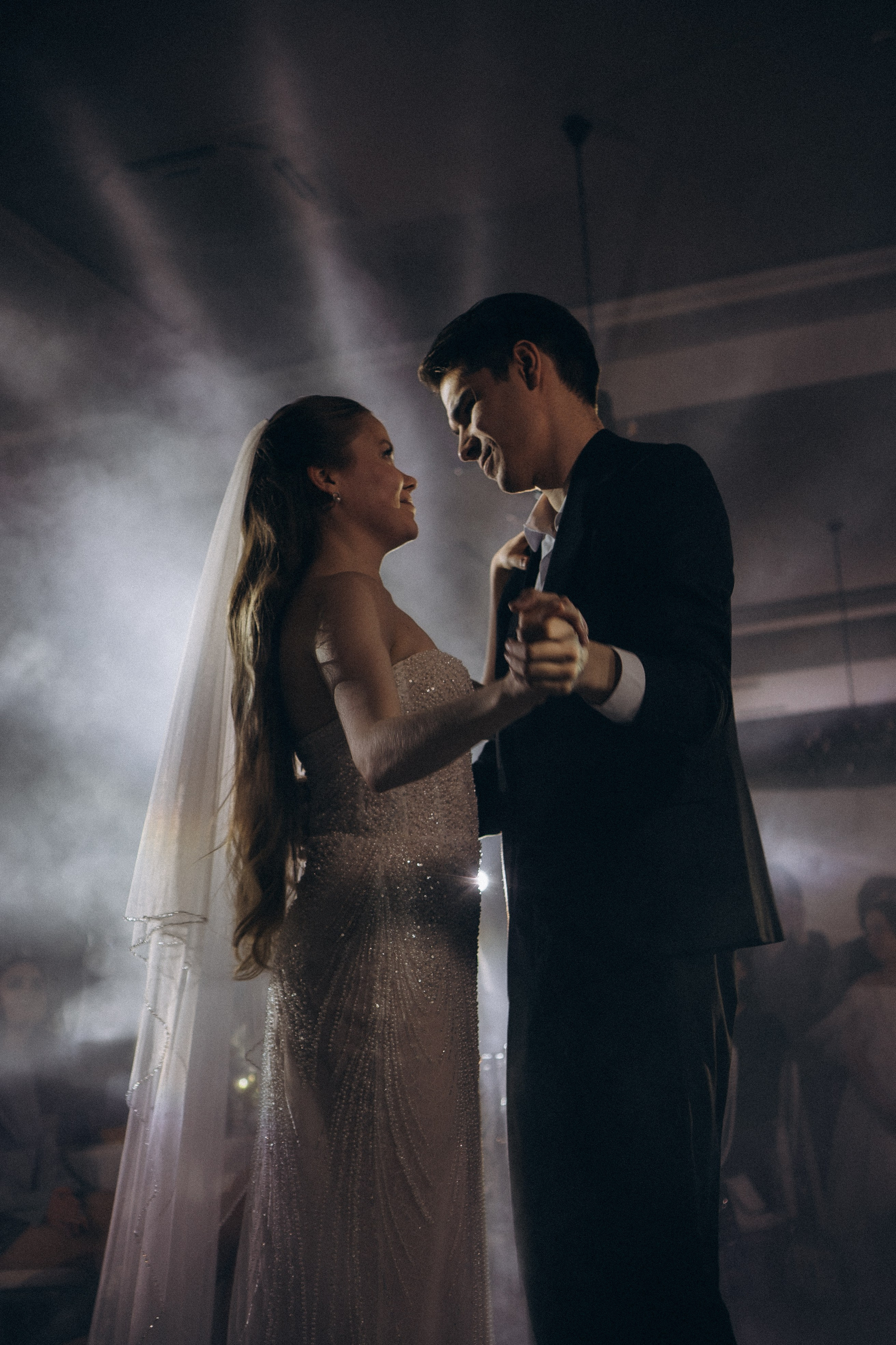 ПЕРВЫЙ ТАНЕЦ МОЛОДЫХ НА БАНКЕТЕ. ТРОГАТЕЛЬНЫЙ МОМЕНТ (СНЯТО В СИБИРЕ В НИЖНЕВАРТОВСКЕ). Профессиональный фотограф, Санкт-Петербург — Виктория Богомолова