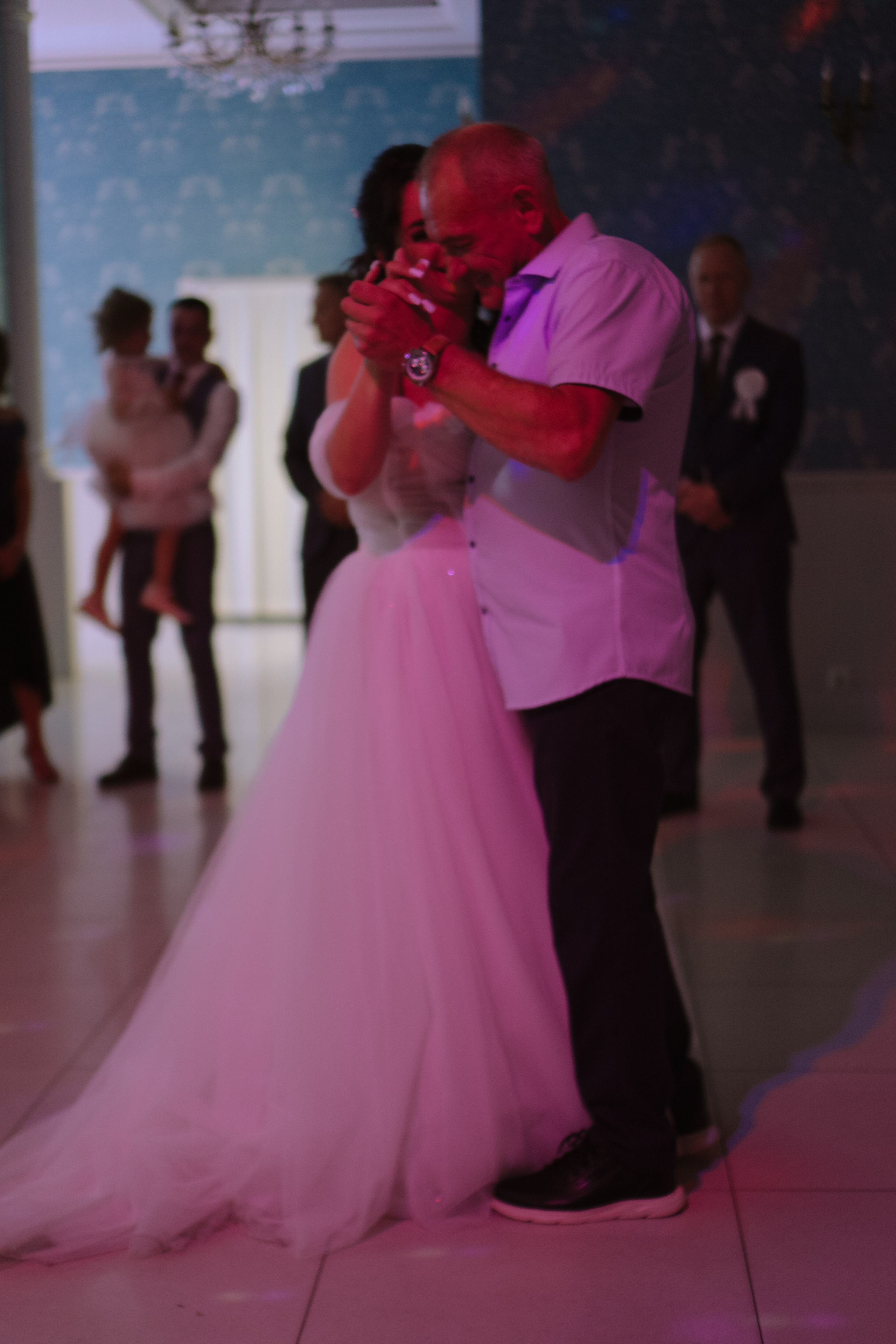 ТАНЕЦ ОТЦА И ДОЧЕРИ НА БАНКЕТЕ (СВАДЕБНАЯ ФОТОСЕСИИЯ БАНКЕТА). Профессиональный фотограф, Санкт-Петербург — Виктория Богомолова