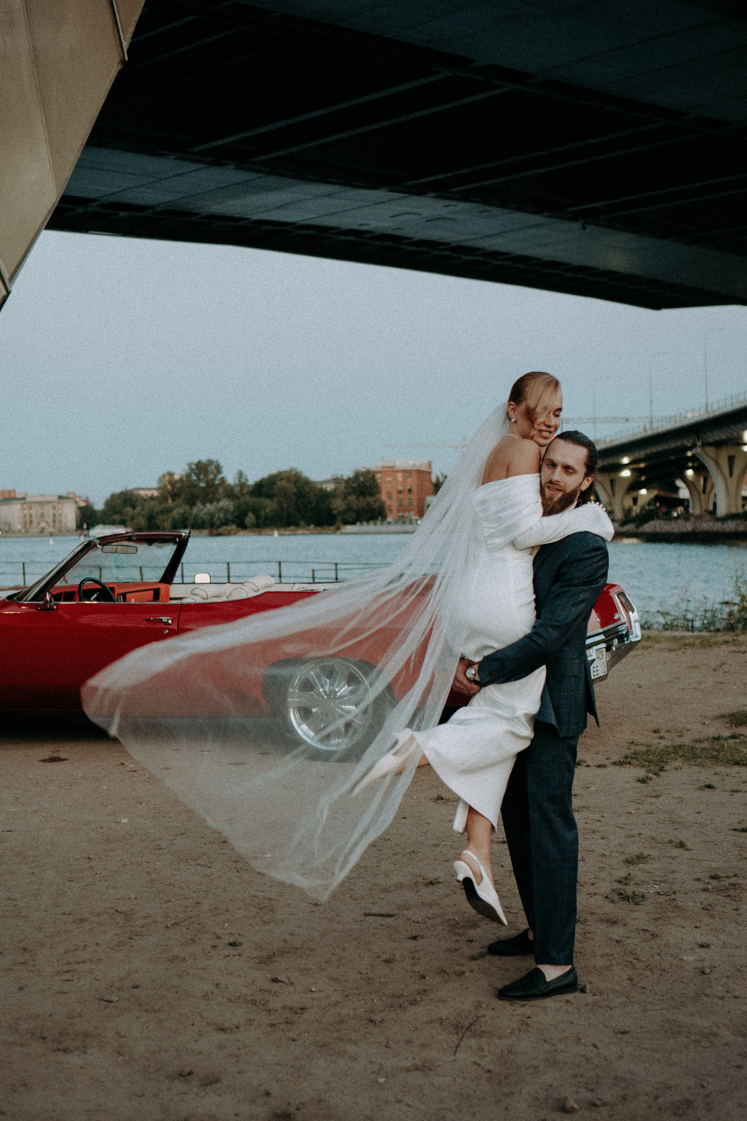 СВАДЕБНАЯ СЬЕМКА ВОЗЛЕ МСОТА БЕТАНКУРА НА КАБРИОЛЕТЕ. Профессиональный фотограф, Санкт-Петербург — Виктория Богомолова