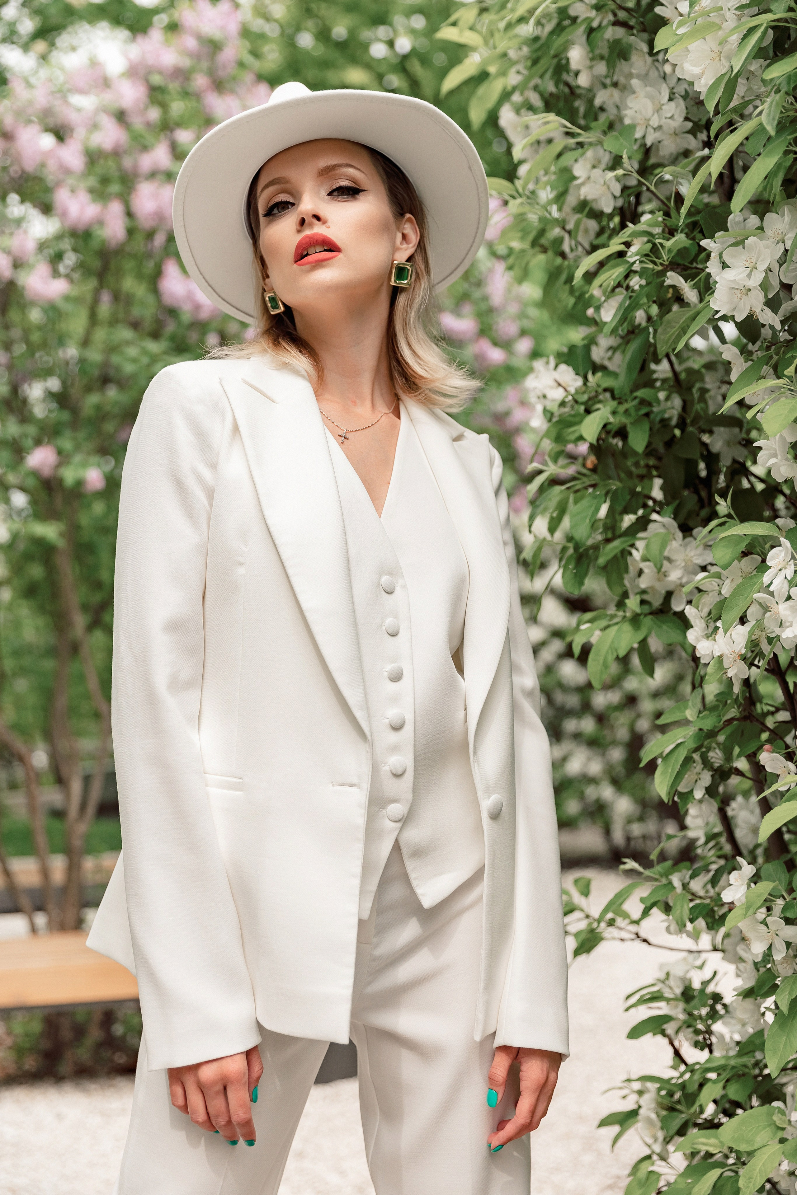 Портретная фотосессия Даши среди яблонь. Свадебный фотограф Москва