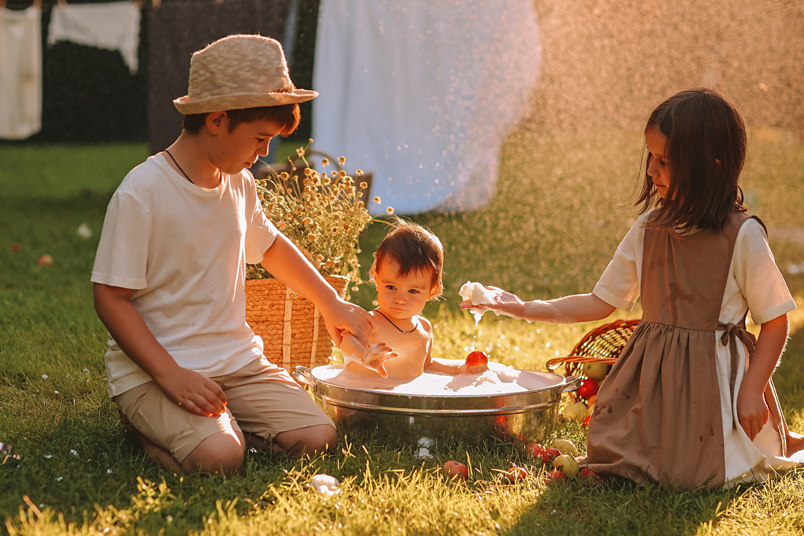 Стирка у дома. Семейный фотограф Тюмень, фотограф на роды Салмина Мария