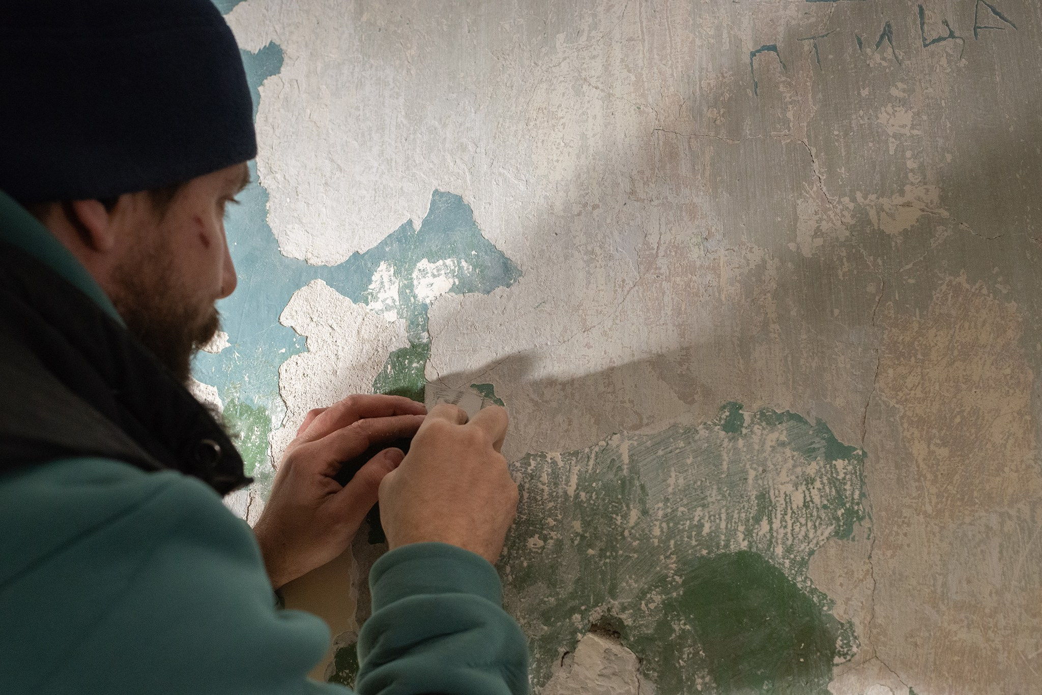 Фонд «Внимание». Расчистка росписей на Лахтинской 3. Репортажный фотограф в Санкт-Петербурге Анастасия Клёпова