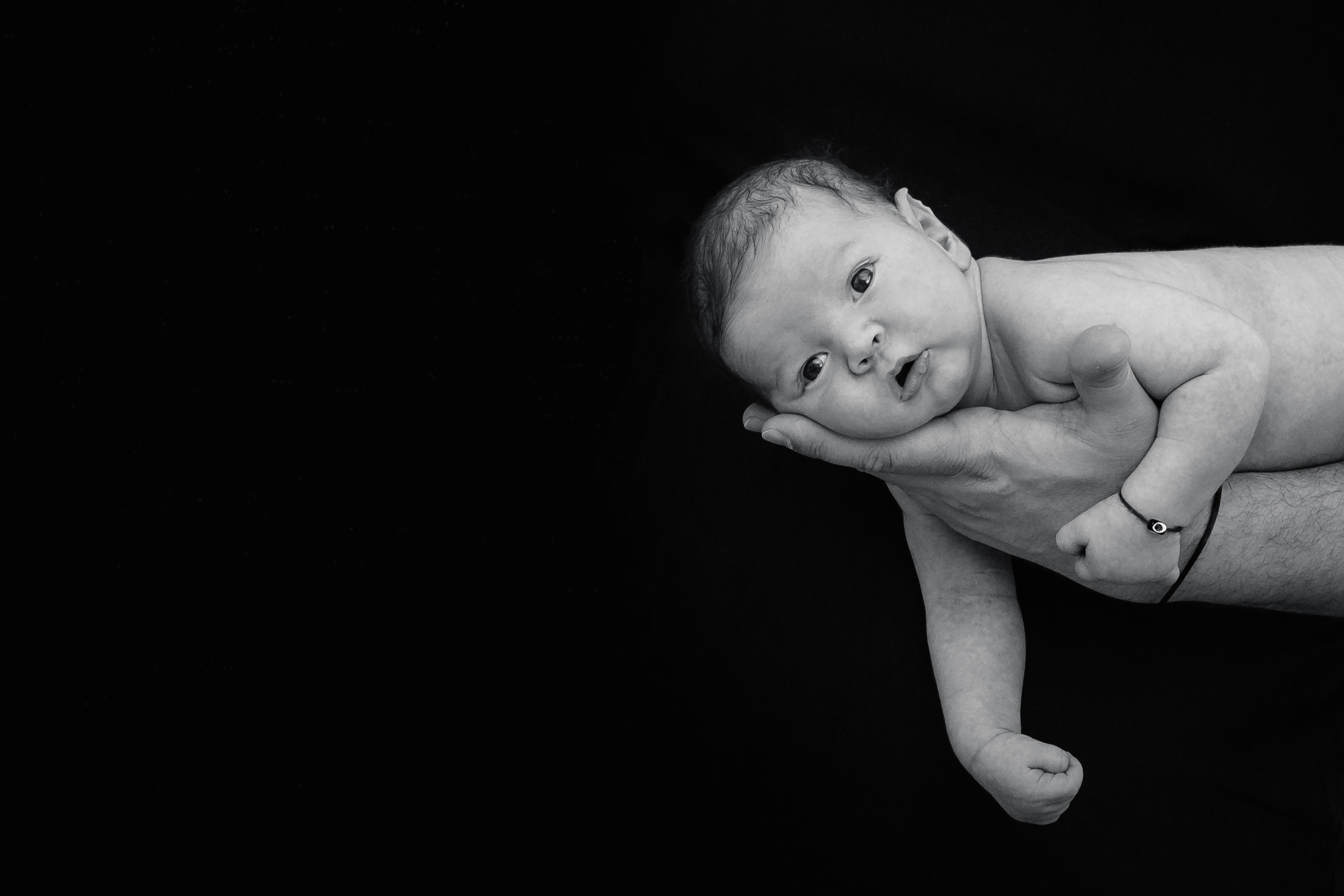 Таинственные чёрно-белые снимки новорождённых крох и кадры с руками родителей