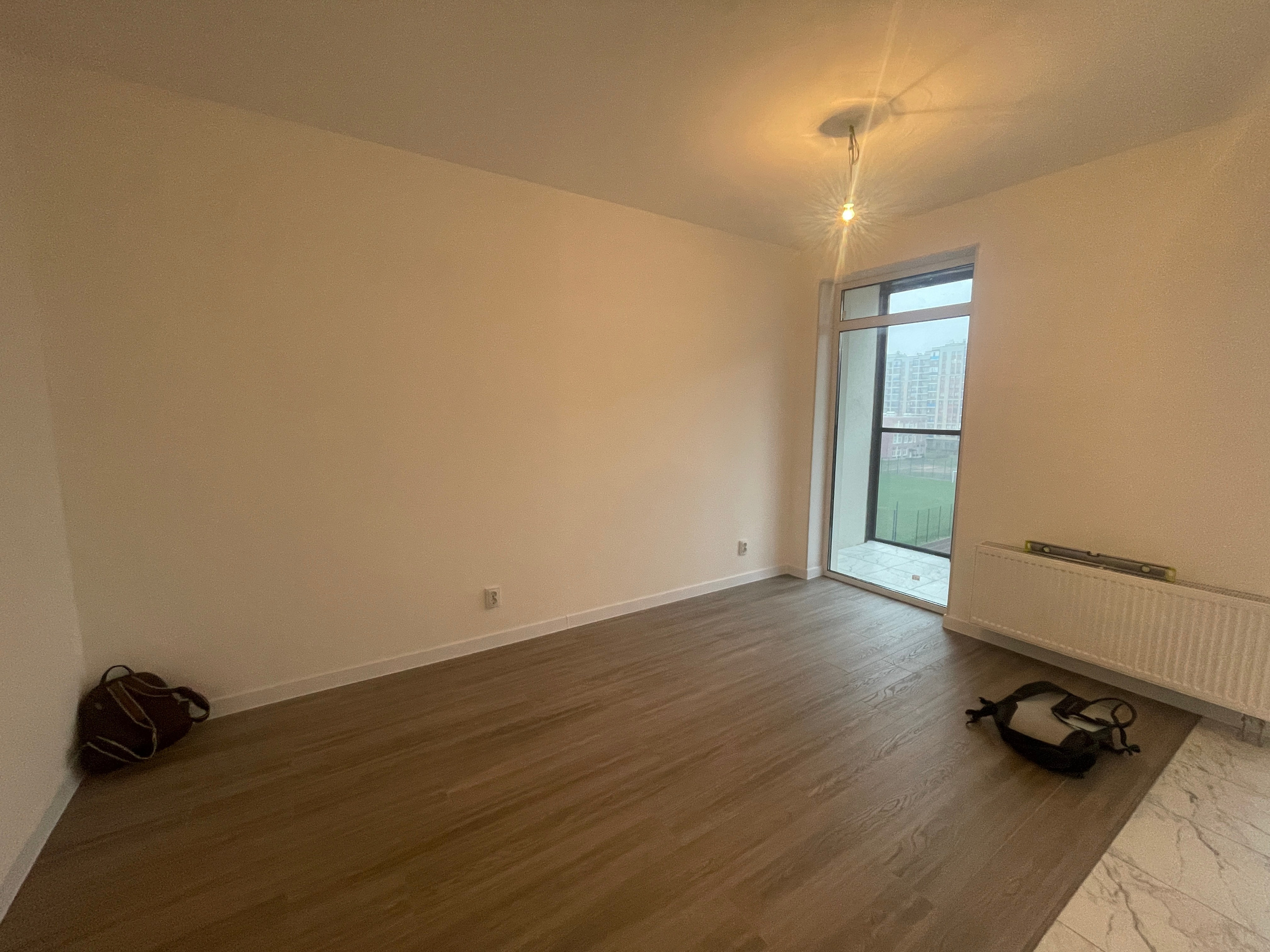 Кейс1: Получили ключи от новой квартиры и нужно было в короткие сроки обставить мебелью и декором для сдачи на долгий срок. Учли расположение квартиры и метраж. Определили портрет потенциального жильца и исходя из этого обставили квартиру. Чтобы выделяться на фоне других квартир, сделали акцент на яркие краски и смешение стилей. Сделали всё для комфортного проживания. и продумали каждую мелочь. В результате квартира очень быстро сдалась. На всё ушло до 250 тыс. руб. за всю мебель, технику и декор.