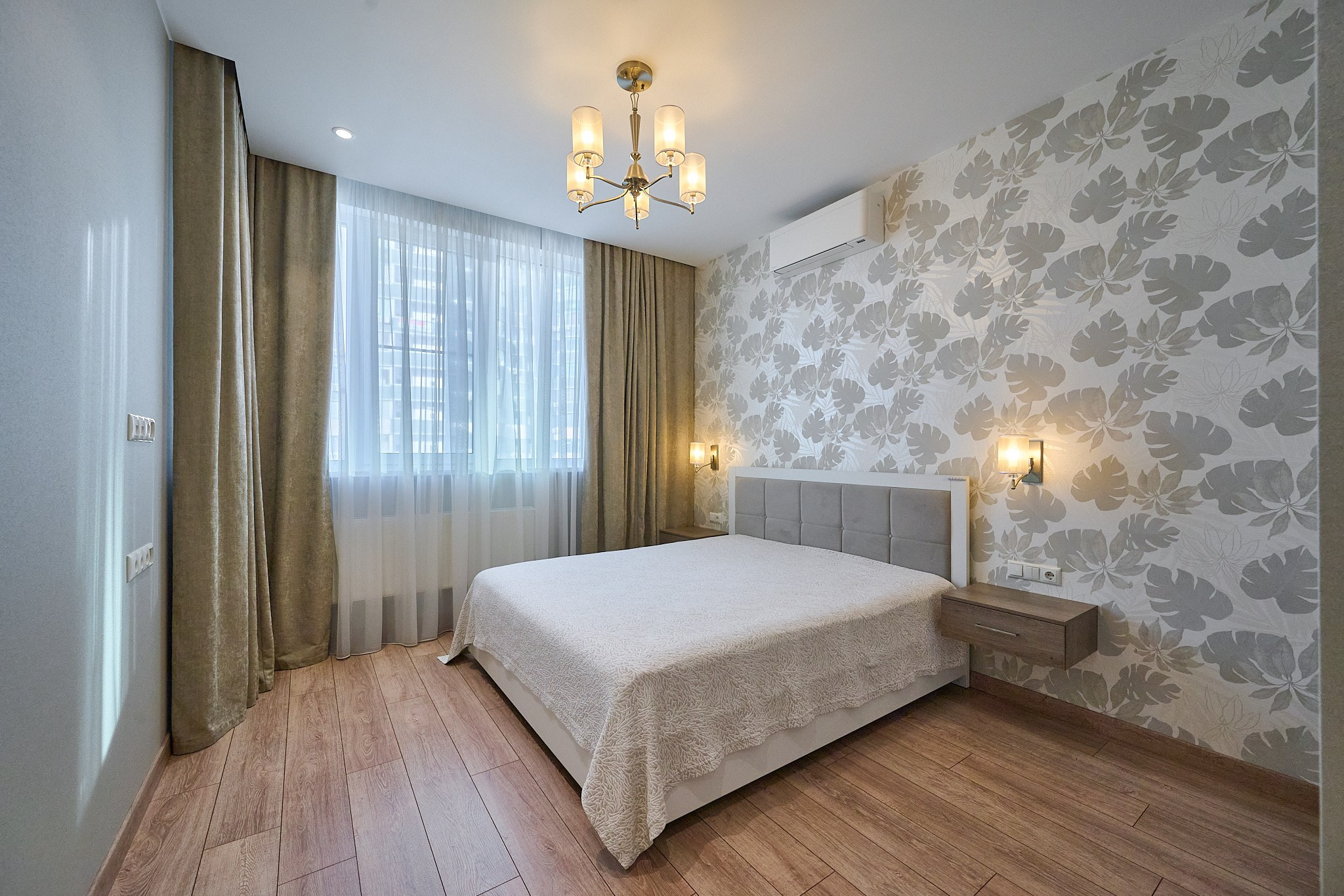 комната с серой кроватью  бежевыми шторами  бело серая стена 