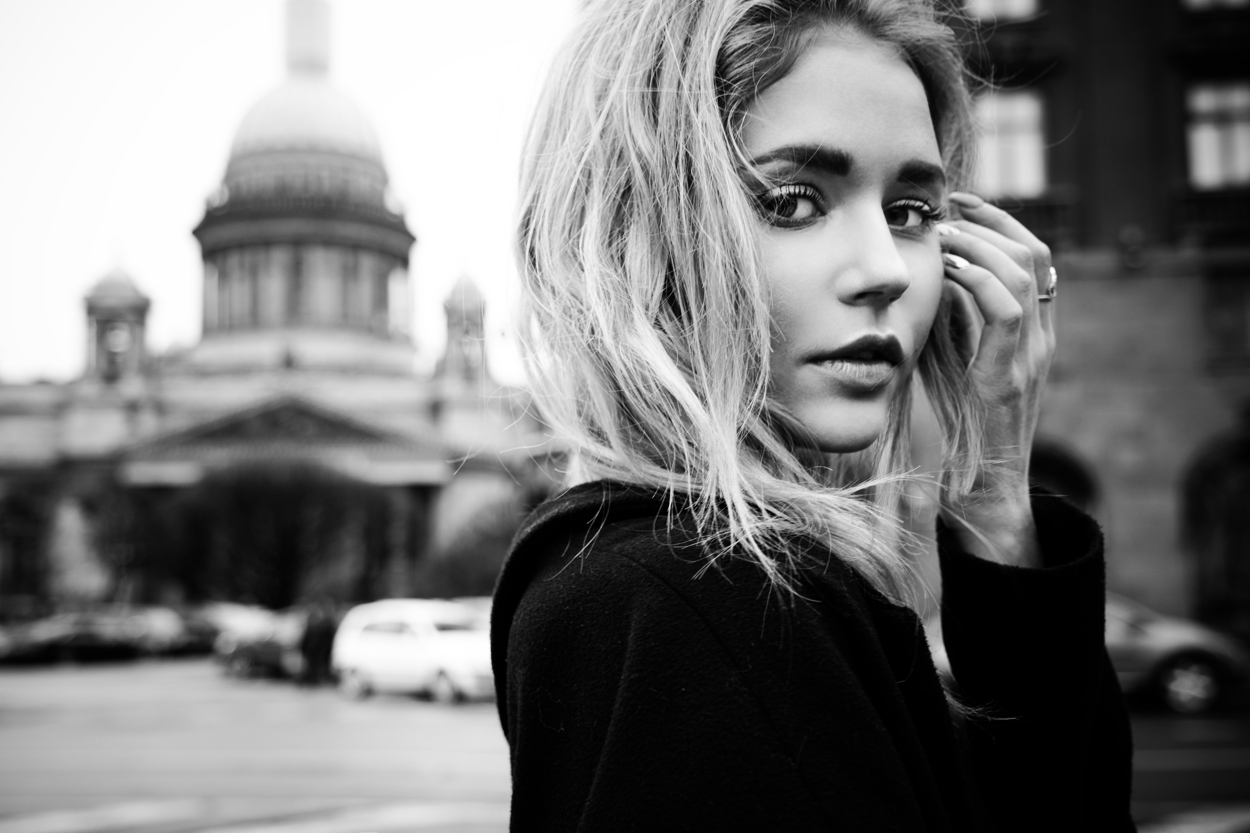 Фотосессия в центре СПб: прогулка с Софией у Исаакиевского и в Доме Зингера