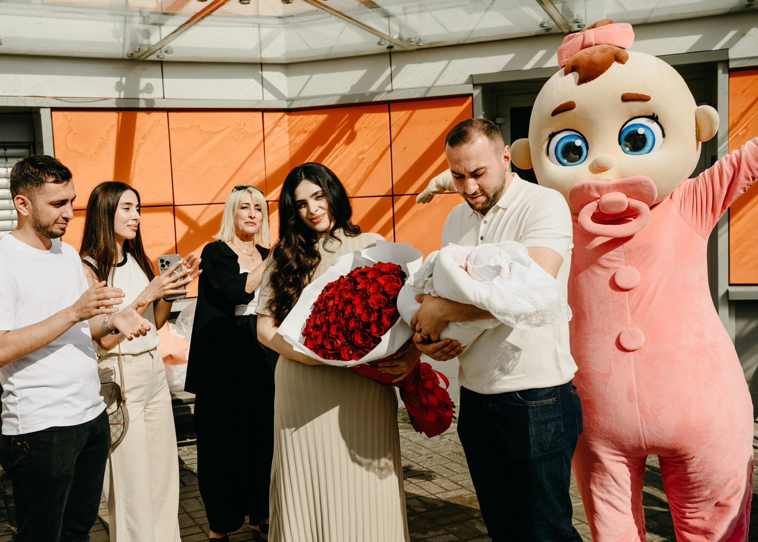 Выписка Амелии в ФГБУ Кулакова. Фотограф на выписку из роддома в Москве и МО