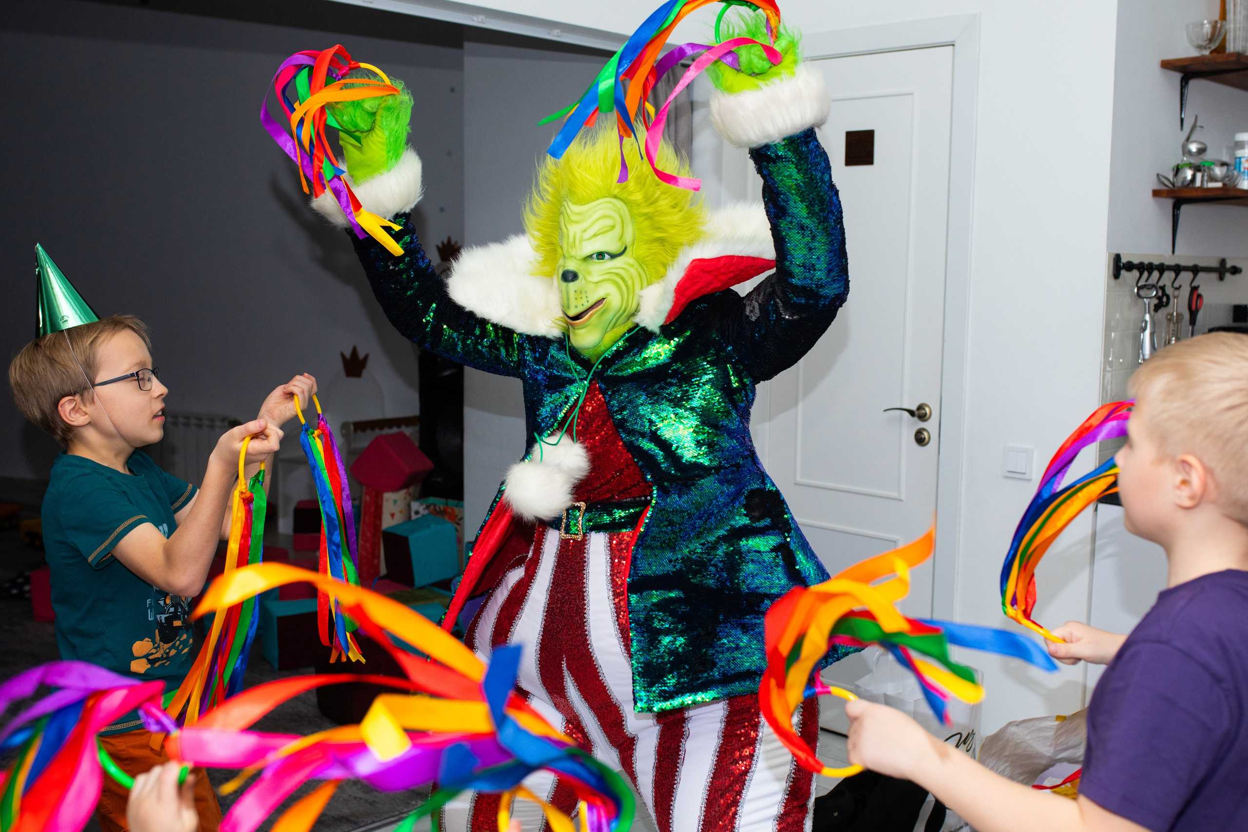 Гринч или как выключили свет в лофте вечером) атмосферные фото детского праздника со свечами и фонариками. Фотограф в Новосибирске Ася Зверева