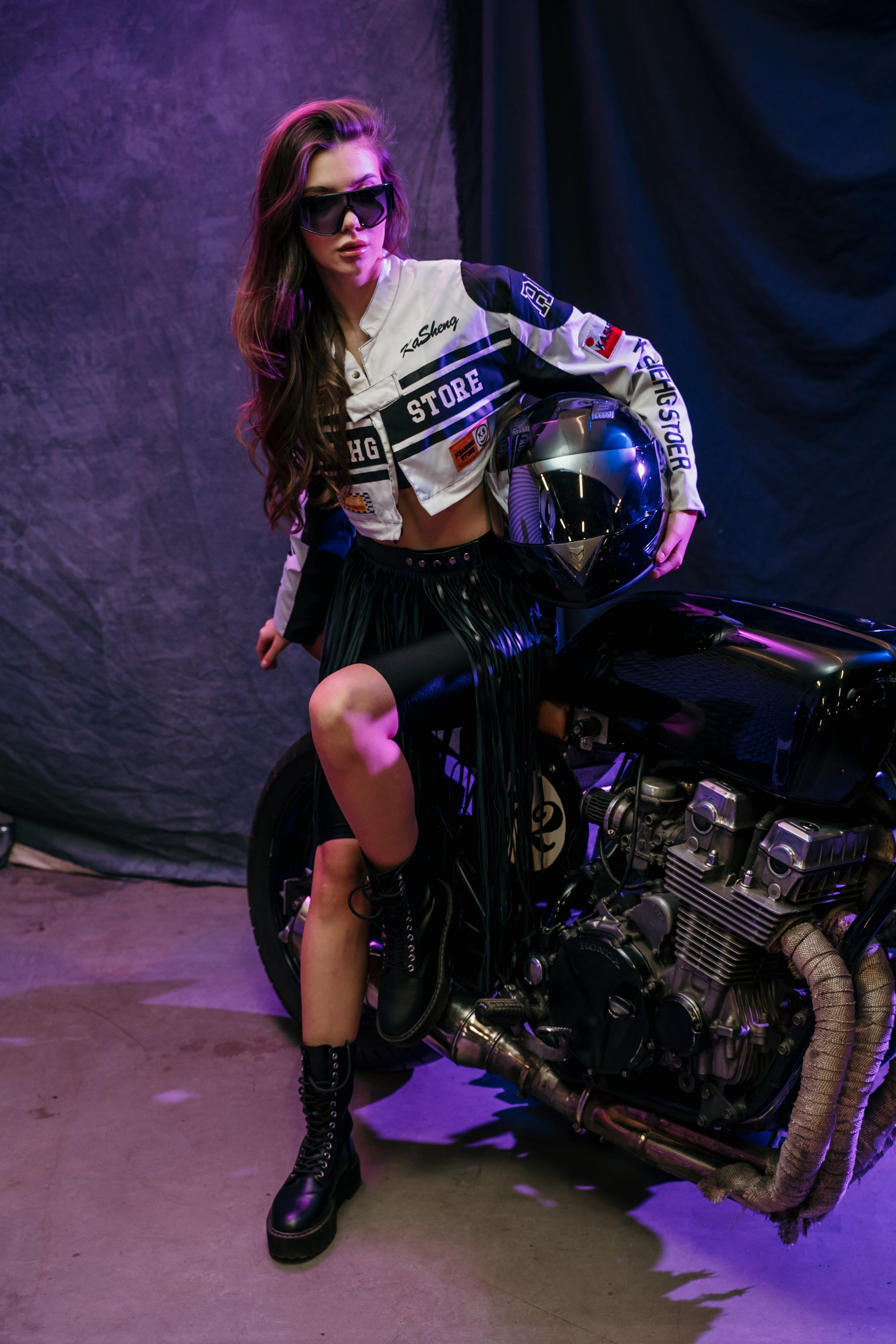 Фотосессия с мотоциклом в студии Санкт-Петербург. Свадебный, семейный, портретный, репортажный фотограф в Санкт-Петербурге