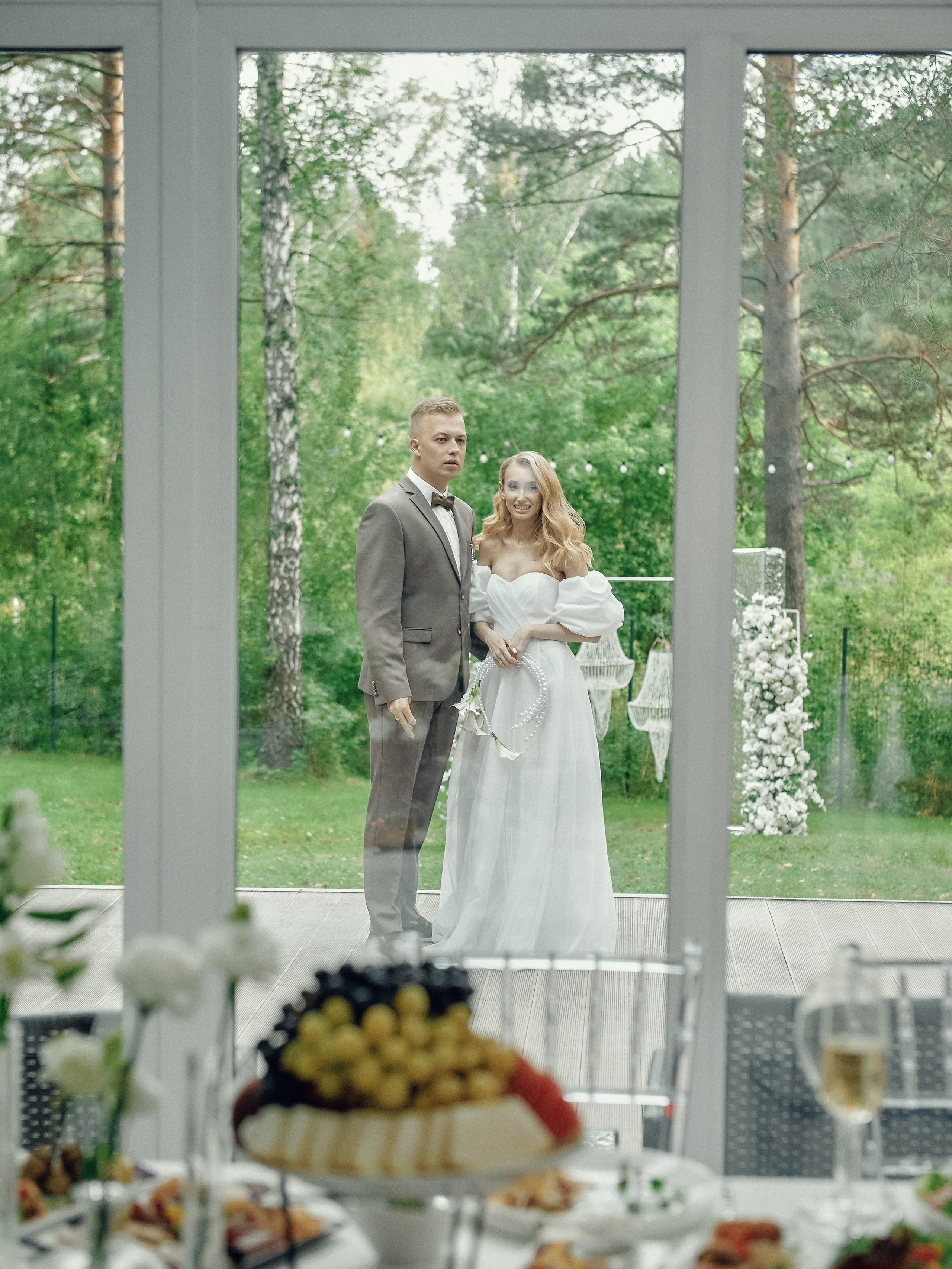 Молодожёны на выездной регистрации в лесу у экохауса — свадебная фотосессия на природе.