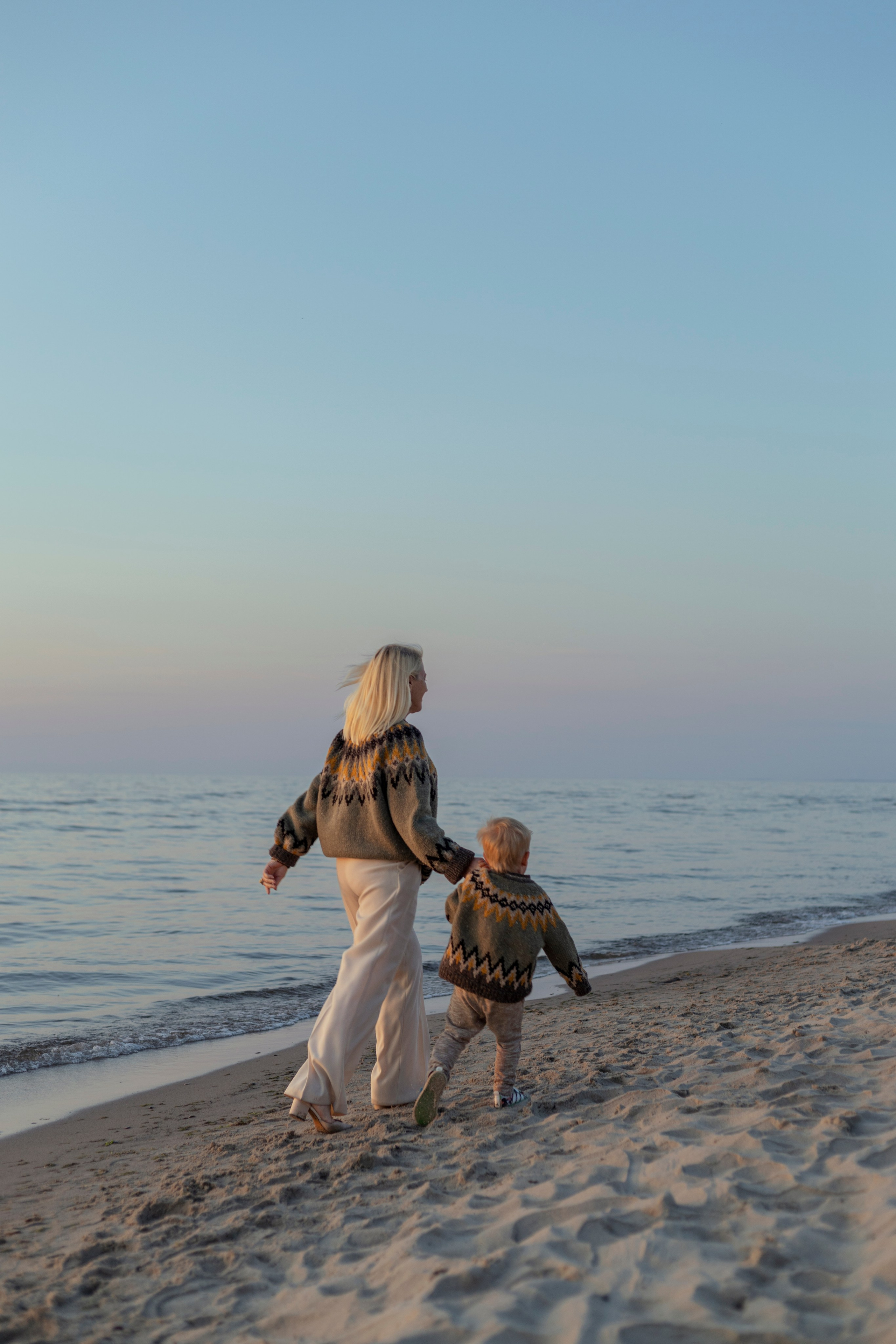 Семья на море в золотой час. Фотограф Анастасия Горлач в Калининграде