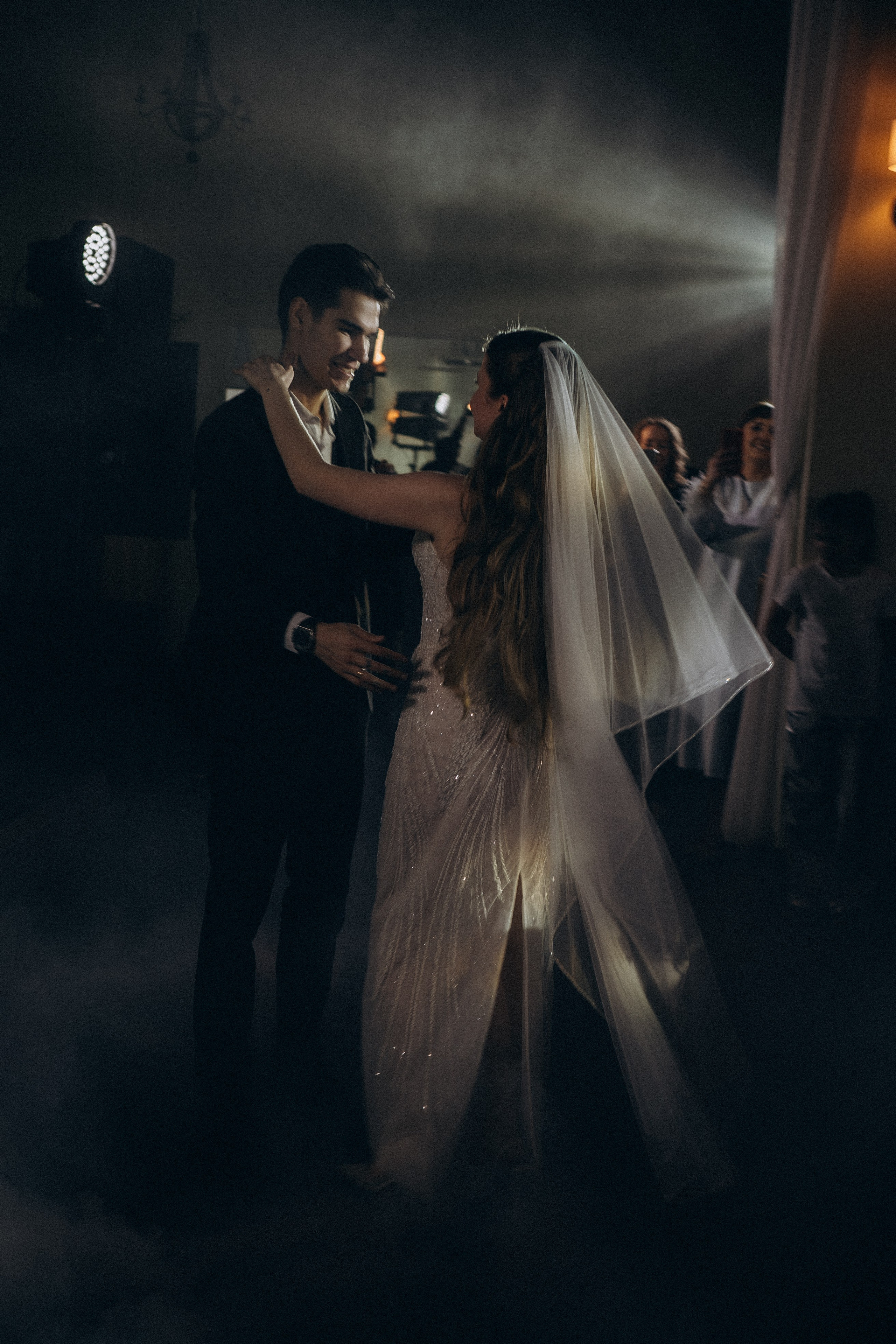 ПЕРВЫЙ ТАНЕЦ МОЛОДЫХ НА БАНКЕТЕ. ТРОГАТЕЛЬНЫЙ МОМЕНТ (СНЯТО В СИБИРЕ В НИЖНЕВАРТОВСКЕ). Профессиональный фотограф, Санкт-Петербург — Виктория Богомолова