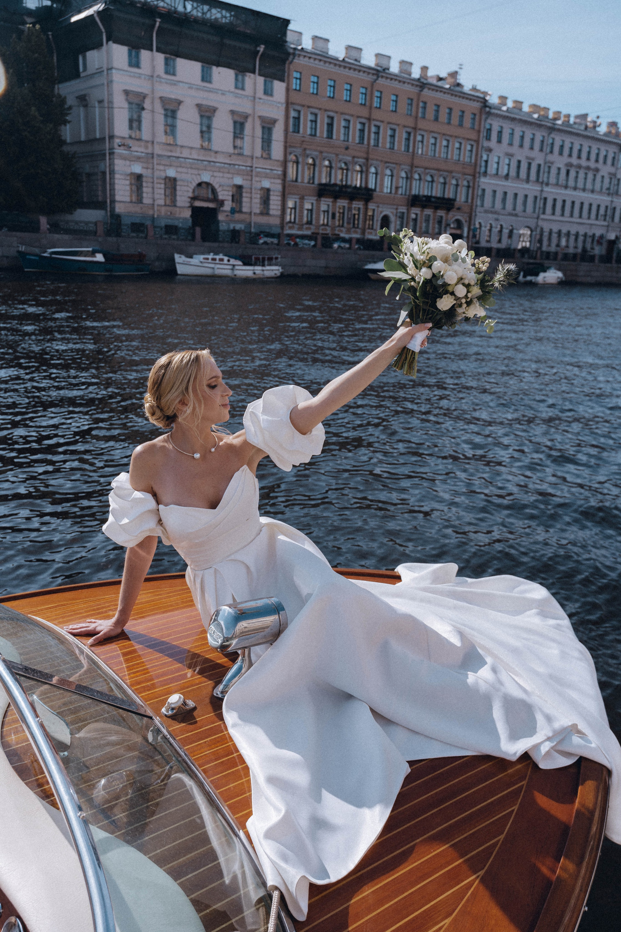 СВАДЕНБНАЯ СЬЕМКА НА КАТЕРЕ ПО КАНАЛАМ САНКТ-ПЕТЕРБУРГА И В АКВАТОРИИ НЕВЫ. Профессиональный фотограф, Санкт-Петербург — Виктория Богомолова