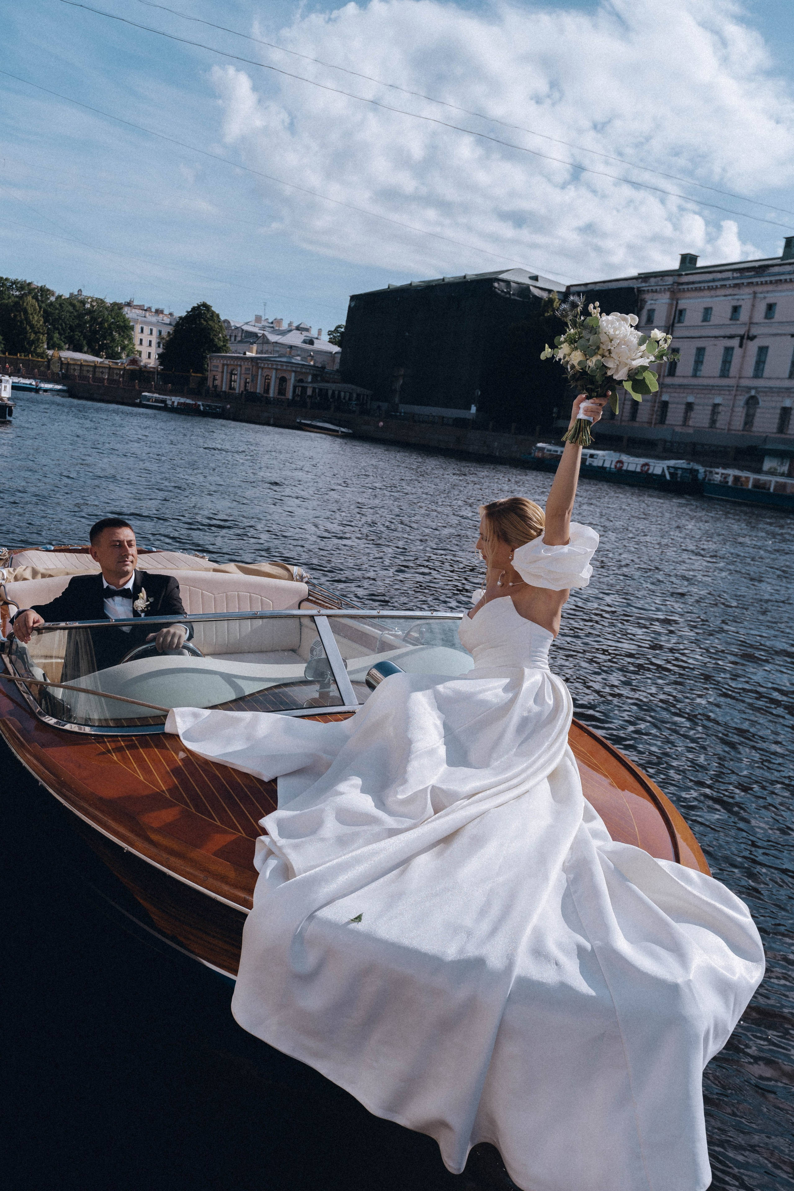 СВАДЕНБНАЯ СЬЕМКА НА КАТЕРЕ ПО КАНАЛАМ САНКТ-ПЕТЕРБУРГА И В АКВАТОРИИ НЕВЫ. Профессиональный фотограф, Санкт-Петербург — Виктория Богомолова