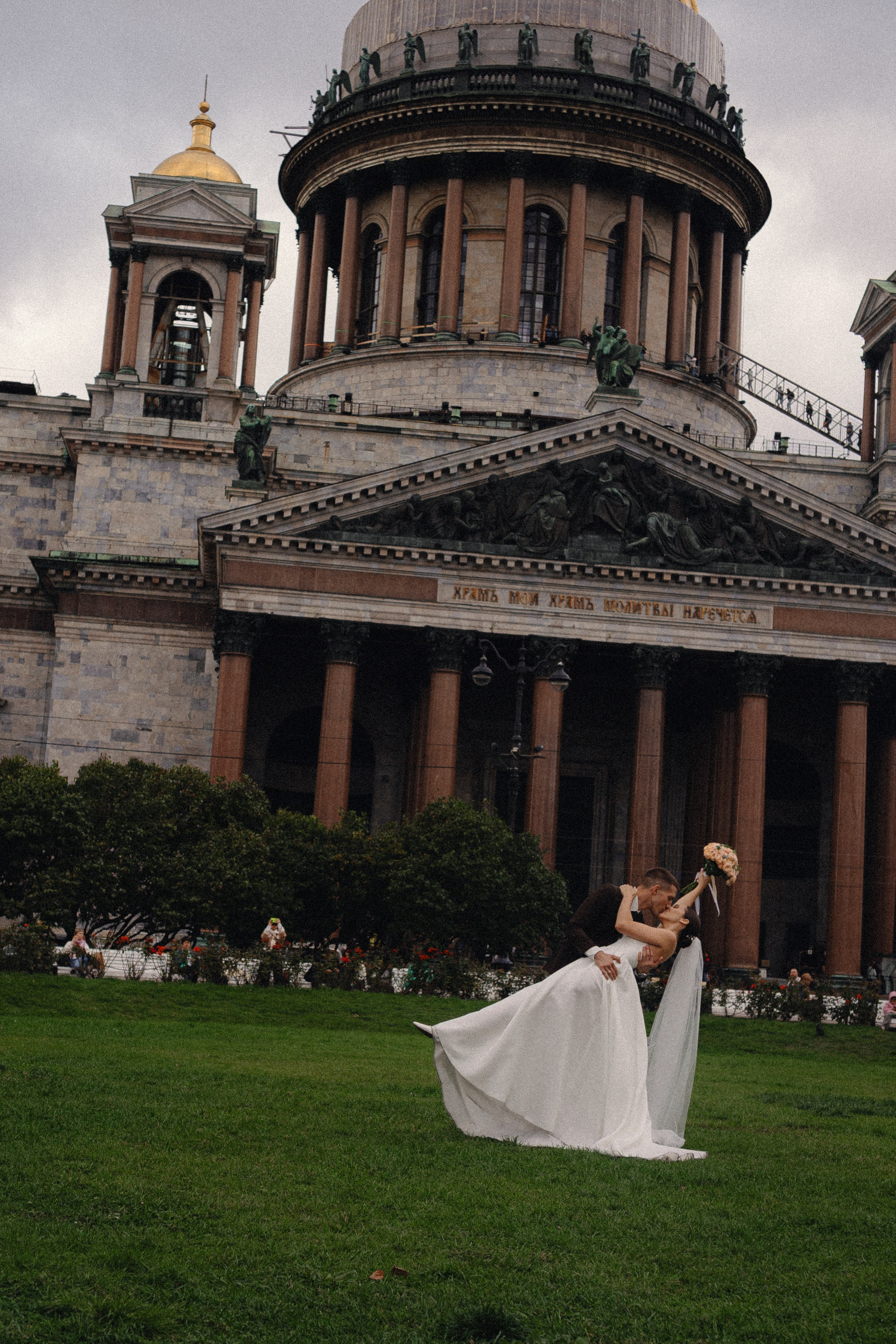 СВАДЕБНАЯ ПРОГУЛКА В САНТК-ПЕТЕРБУРГЕ (ИСАКИЕВСКИЙ СОБОР, ЗИМНЯЯ КАНАВКА, ЭРМИТАЖ И БОЛЬШАЯ МОРСКАЯ УЛИЦА). Профессиональный фотограф, Санкт-Петербург — Виктория Богомолова