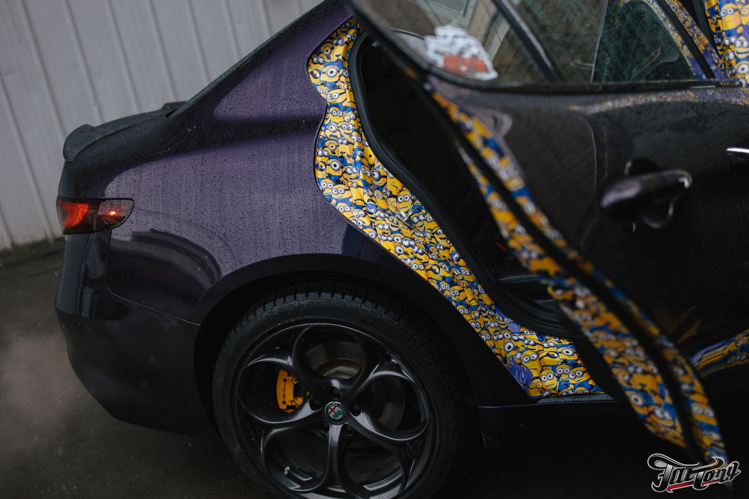 Alfa Romeo Giulia ремни безопасности с принтом и оклейка проемов. DeLorein