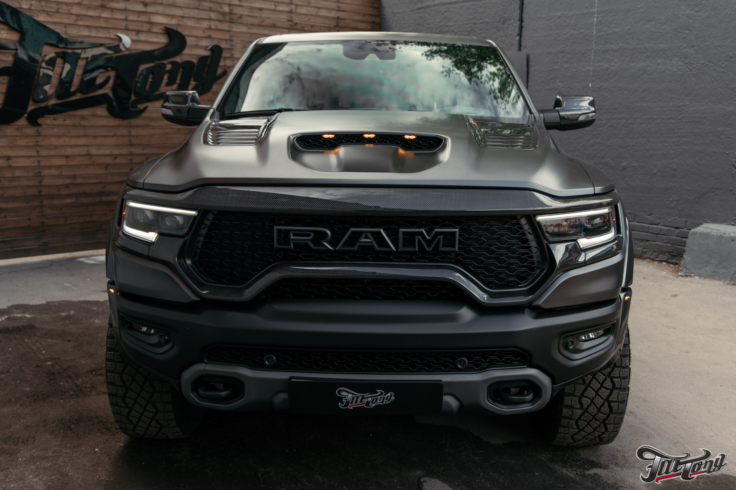 Ram TRX ламинация карбоном внешних элементов кузова, салона и установка распорки. DeLorein