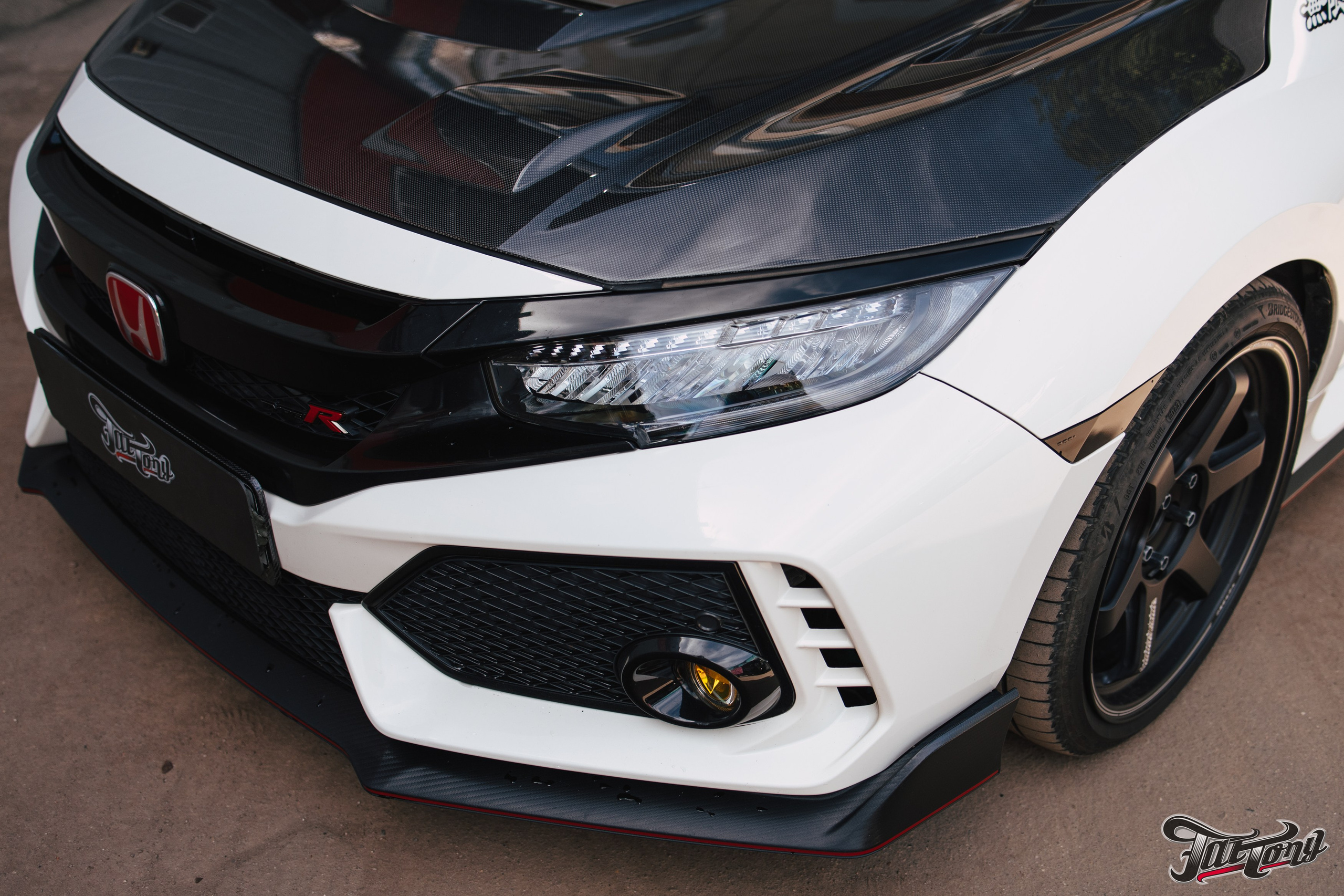 Honda Сivic type R снятие краски c капота и лачка карбона. DeLorein