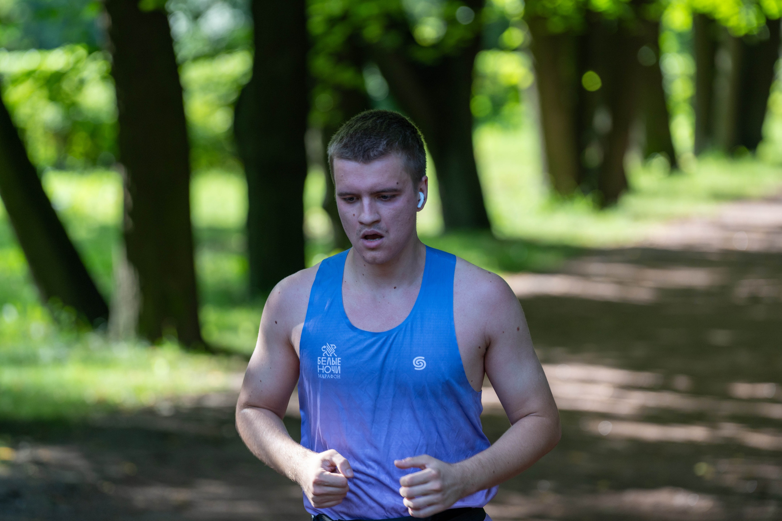 Бегун в майке на забеге "5 вёрст" в Парке Победы