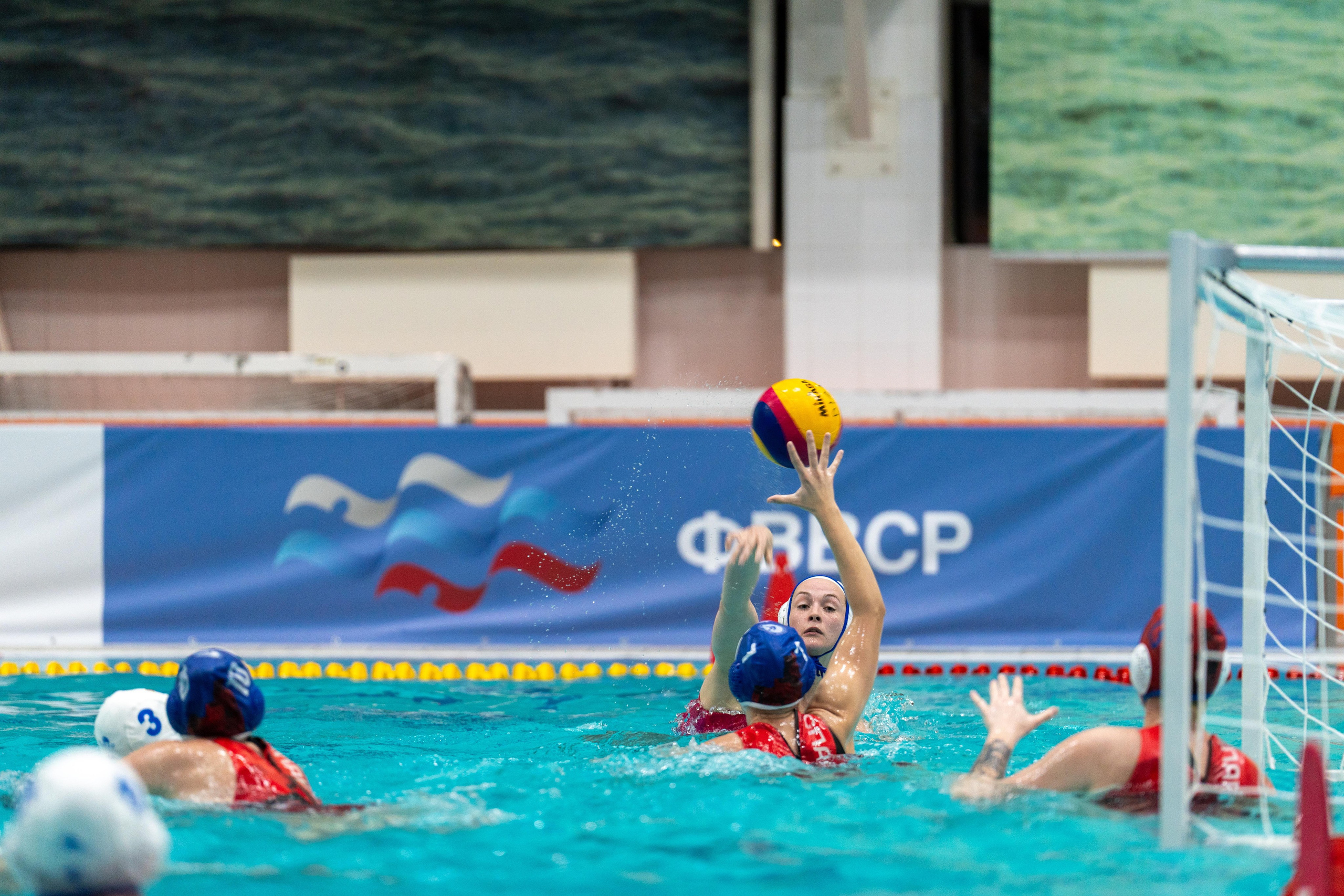 Ватерполистка Диана забрасывает мяч в ворота Спартак-Волгоград на матче в Санкт-Петербурге, спортивный фотограф Санкт-Петербург Антон Гауф