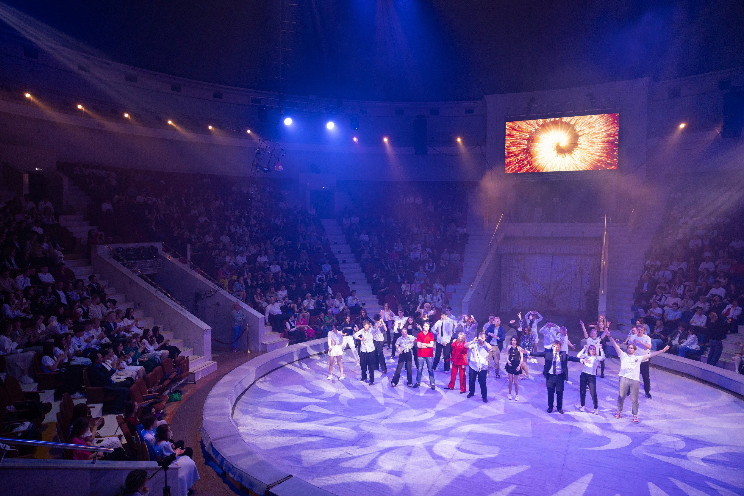 Городской бал выпускников (24 июня 2025). Репортажный фотограф Алексей Пирязев