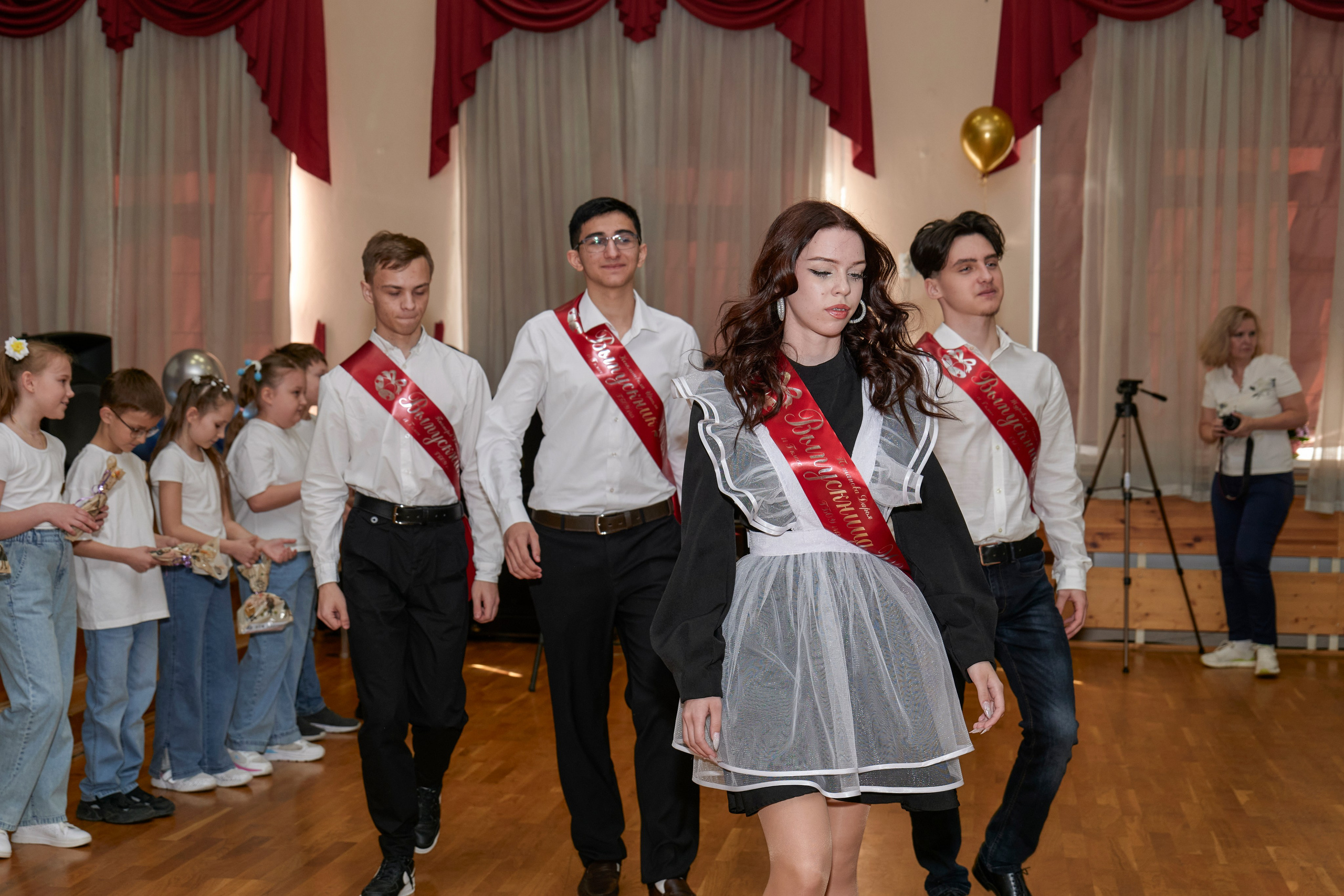 Последний звонок школа 1413. Детский и семейный фотограф г. Москва Оксана Катаджи