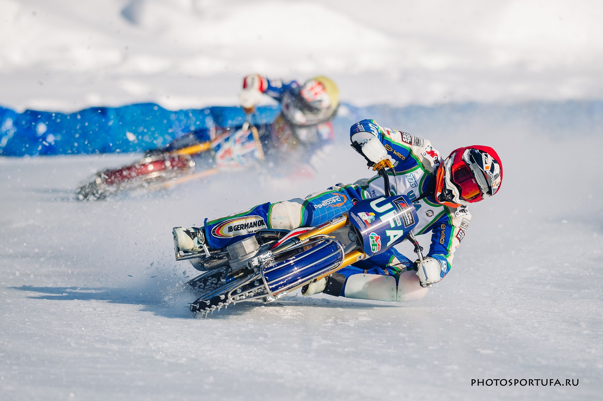 Мотогонку на льду. Спортивный фотограф в Уфе Евгений Буров