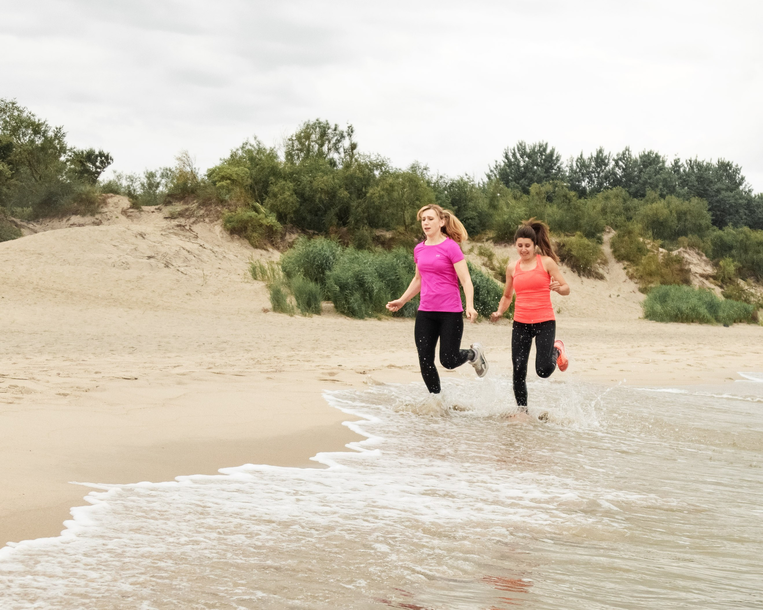 спортсменки на море