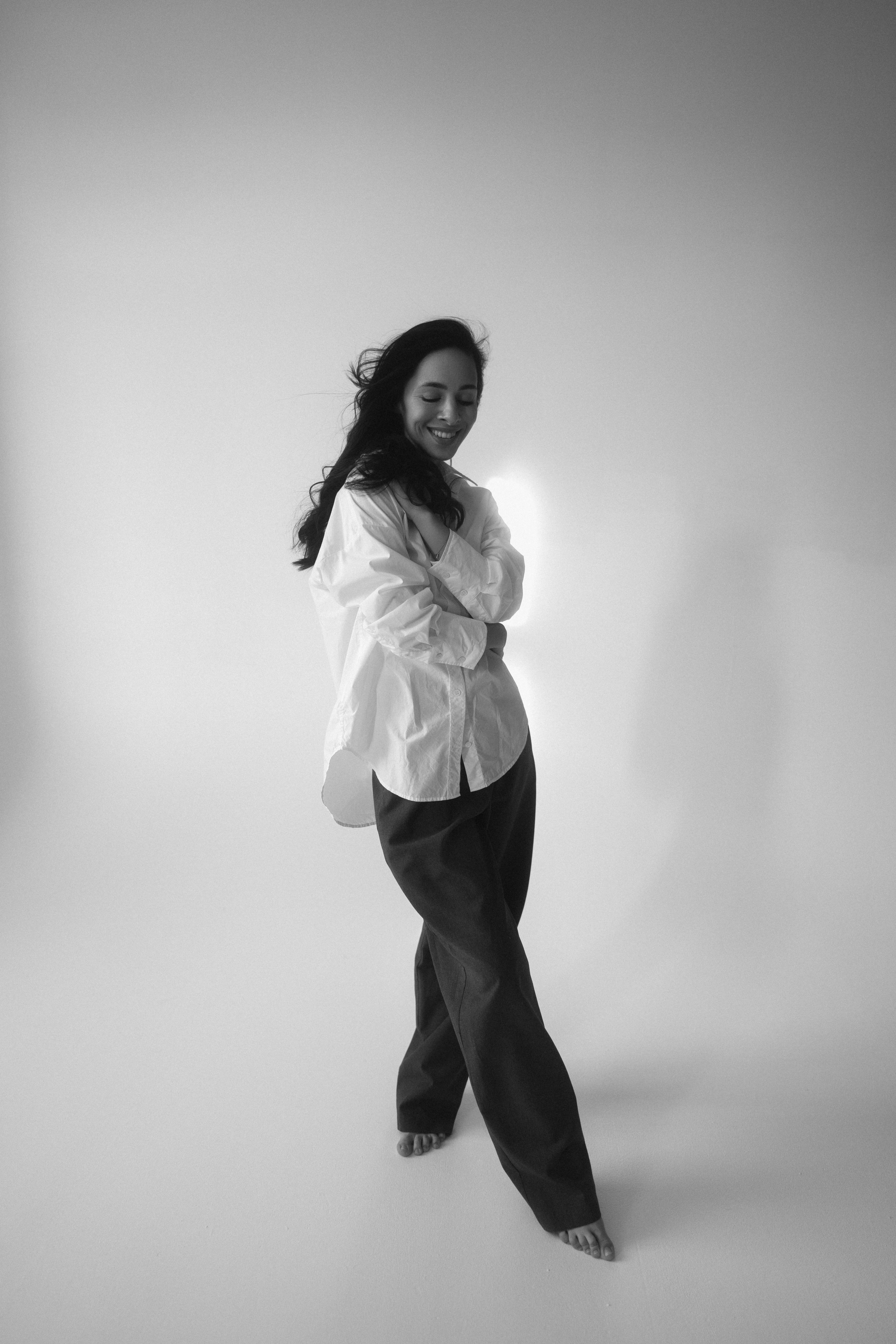 Женская портретная чб фотосессия в студии на циклораме в Казани