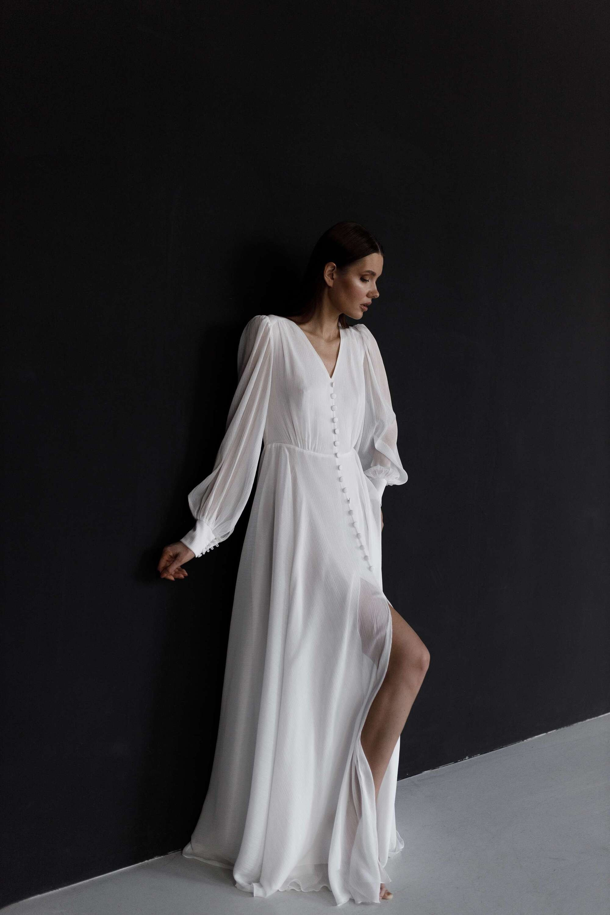 Невеста в темных тонах с черным букетом