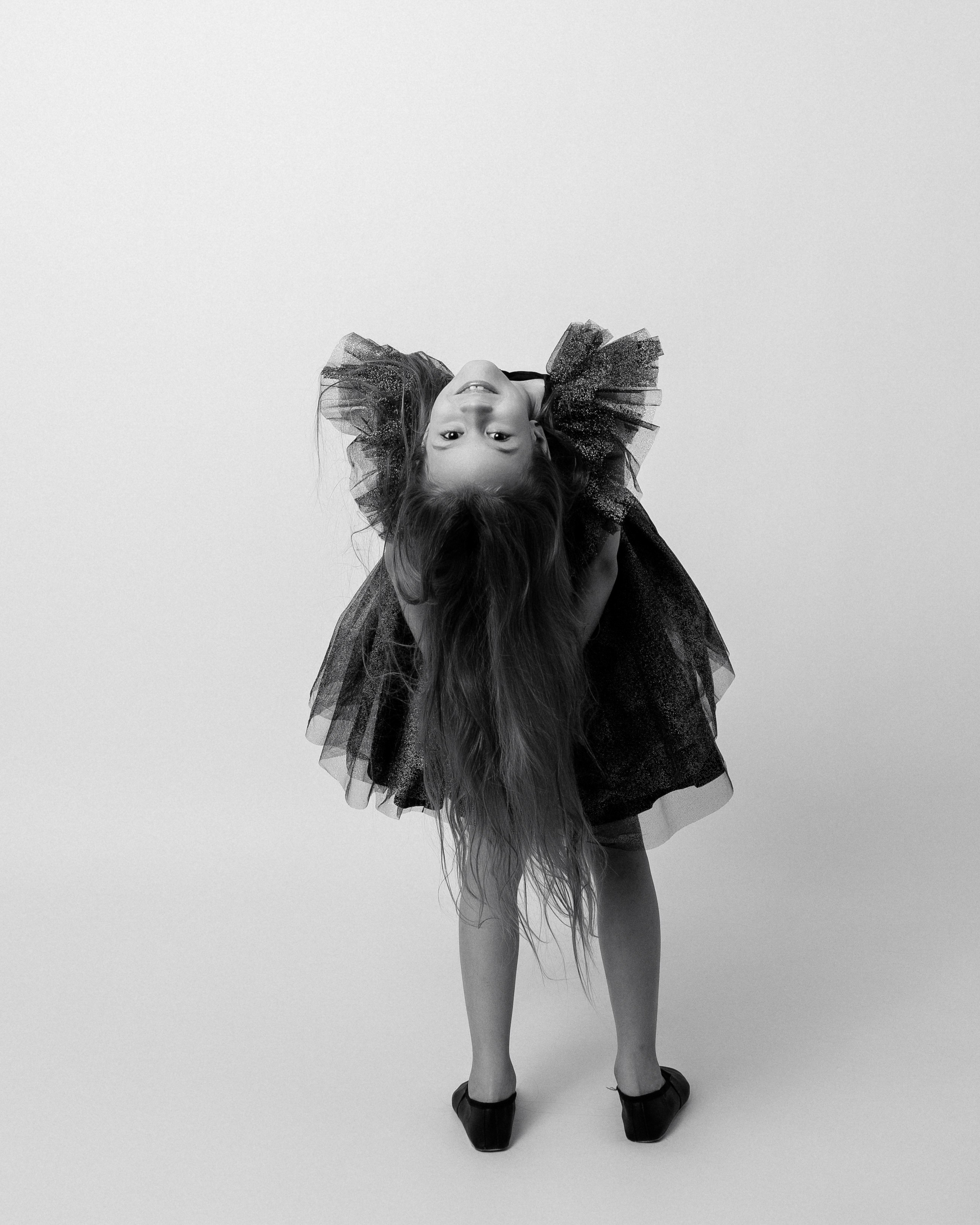 Детская фотография девочка дурачиться в кадре