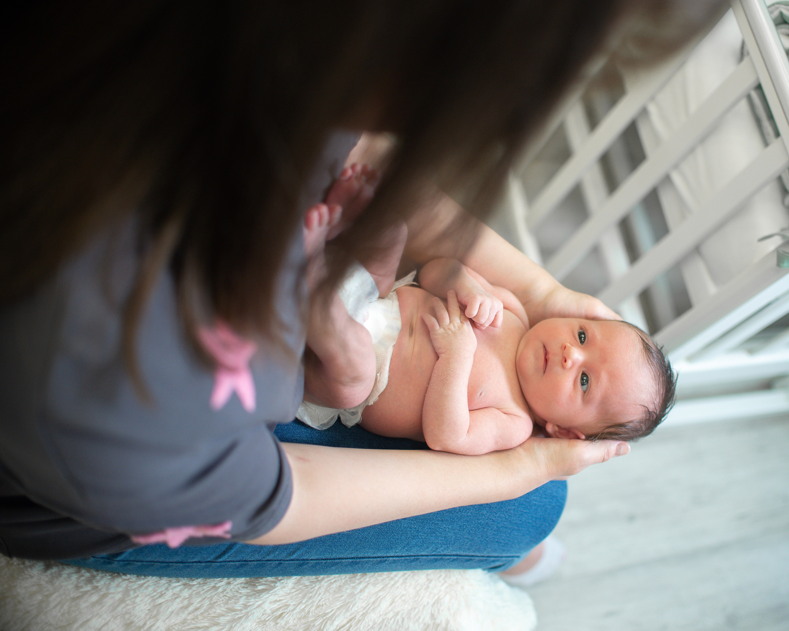 Крошка Манэ дома с родителями. Семейный фотограф на выписку из роддома и крещение Минск Настя Гришук