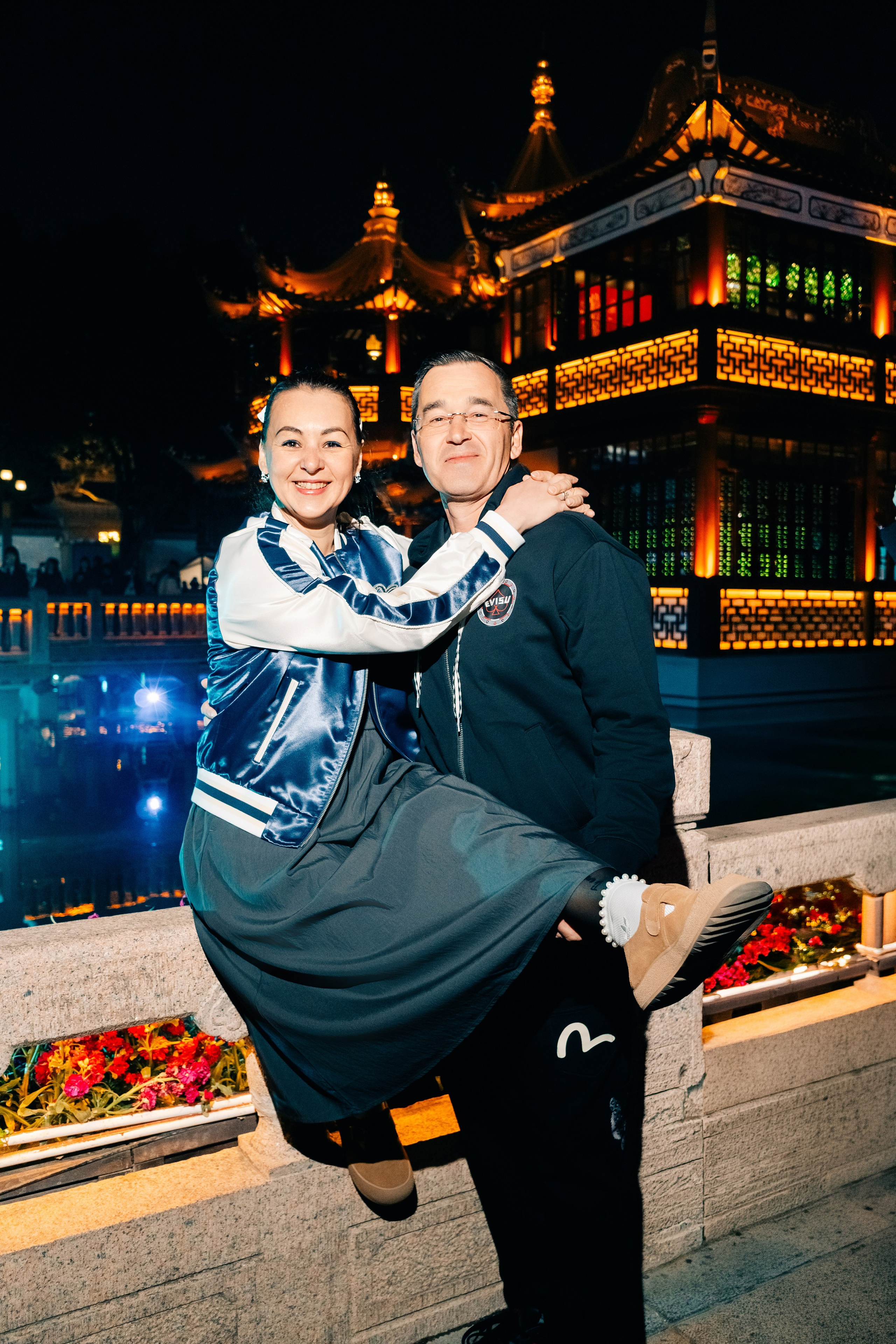 A couple in front of the evening Yuyuan Bazaar in Shanghai, warm lanterns and traditional architecture, photoshoot in Shanghai